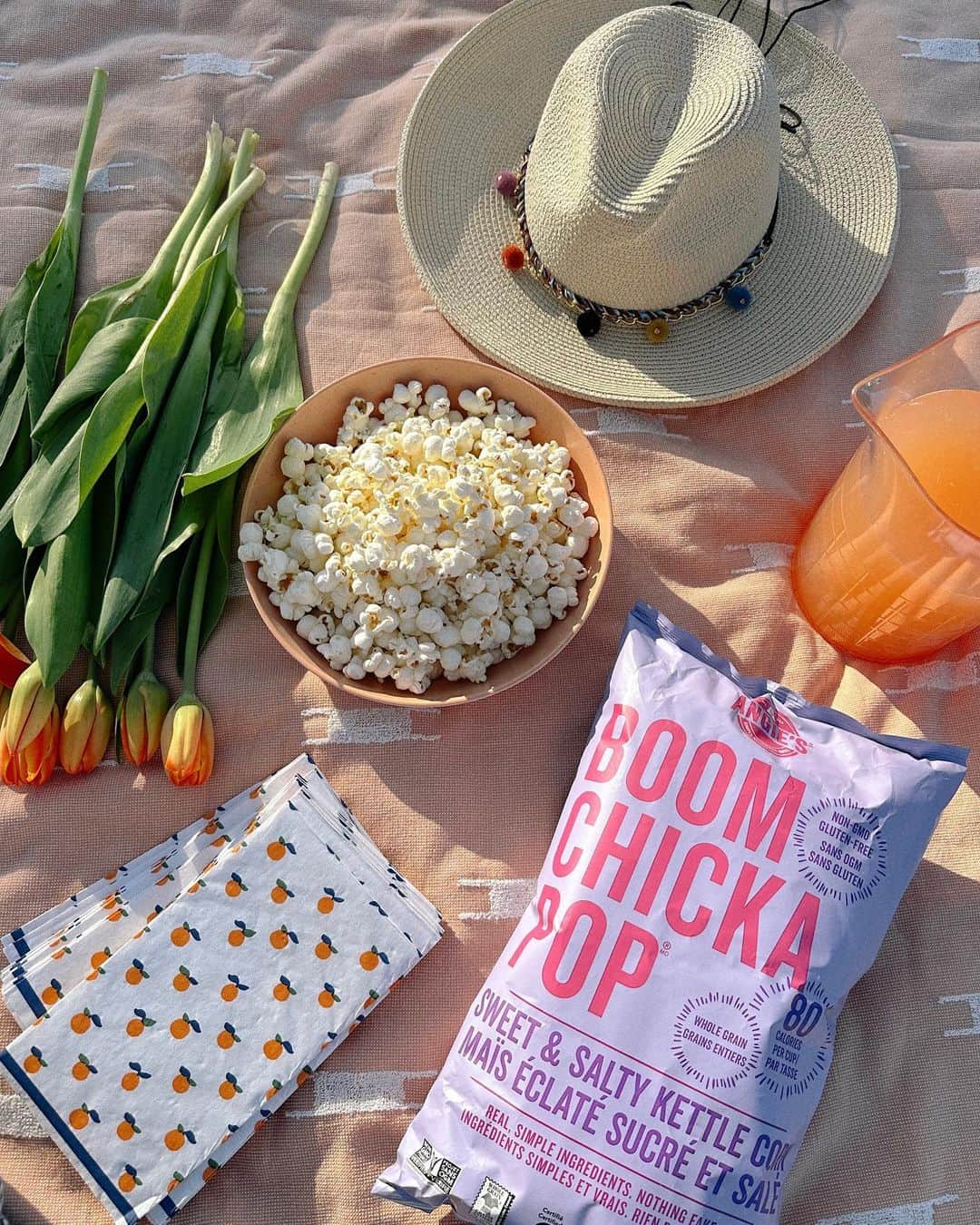 トーリ・ウェブスターさんのインスタグラム写真 - (トーリ・ウェブスターInstagram)「#ad Happy Earth Month! 🌎☀️🌳  Here’s your reminder to get outside this month and picnic with @AngiesBOOMCHICKAPOP! Did you know you can recycle your Angie’s BOOMCHICKAPOP popcorn bags and packaging with @TerraCycleCA (it’s free in Canada)! Angie’s BOOMCHICKAPOP comes in over eight ready-to-eat flavours so everyone can find one to enjoy! I always reach for the Sweet & Salty Kettle Corn flavour for obvious reasons 😉Available on Amazon at the link in my bio!  #BOOMCHICKAPOP #BCPEarthMonth #SnackwithBCP #snack #snackideas」4月16日 8時26分 - torriwebster