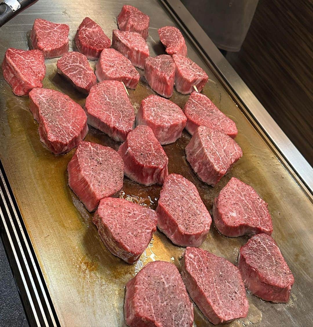 のインスタグラム：「昨夜はいつもお世話になっている千晶さんの誕生会。今回もゴージャスな料理にお酒。参加者全員大満足のパーティーでした🎉  #誕生会  #vivichan1325  #セレブな宴 #ドンペリニヨン  #オーパスワン」