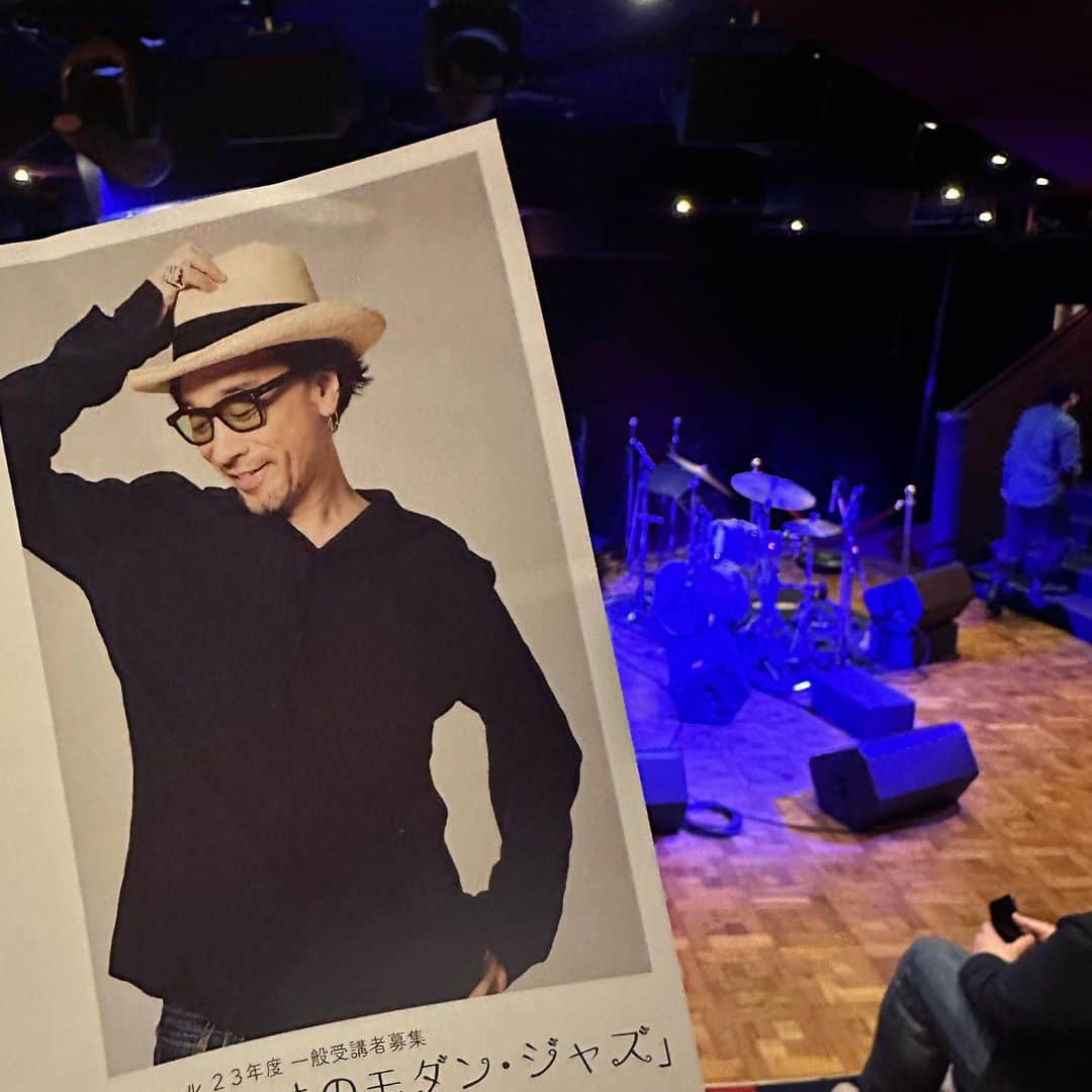 西田善太のインスタグラム：「南青山BAROOMのBRUTUSジャズ、２日目は菊地成孔『DIG JAZZ TALK』から。『粋な夜電波』ヘビー級リスナーとして、歓喜の1時間。笑ってのめり込む。「ジャズ」で検索してどこまで行けるか、でトークです。「"石若駿"はいまや、固有名詞じゃなくて一般名詞ですから」が最高だった。 #菊地成孔 #brutusjazzweekend #南青山」