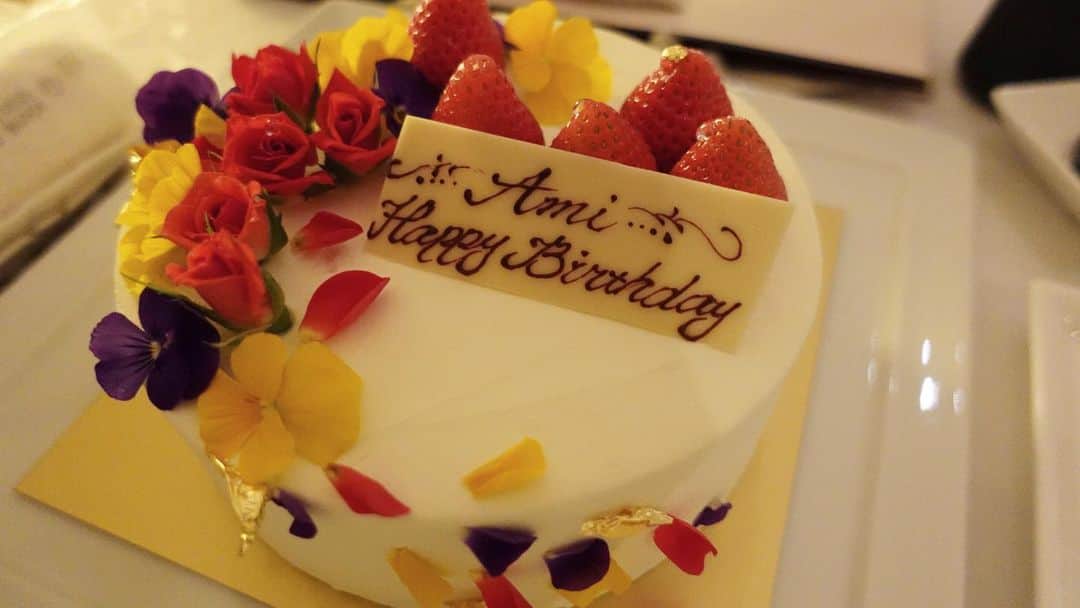 蜂谷晏海さんのインスタグラム写真 - (蜂谷晏海Instagram)「happy birthday🎂 わたし🥰 31歳もよろしくお願いします🌸 （ケーキは一年前の🤫） # birthday#mybirthday  #誕生日#誕生日ケーキ」4月16日 19時20分 - hachiyaami