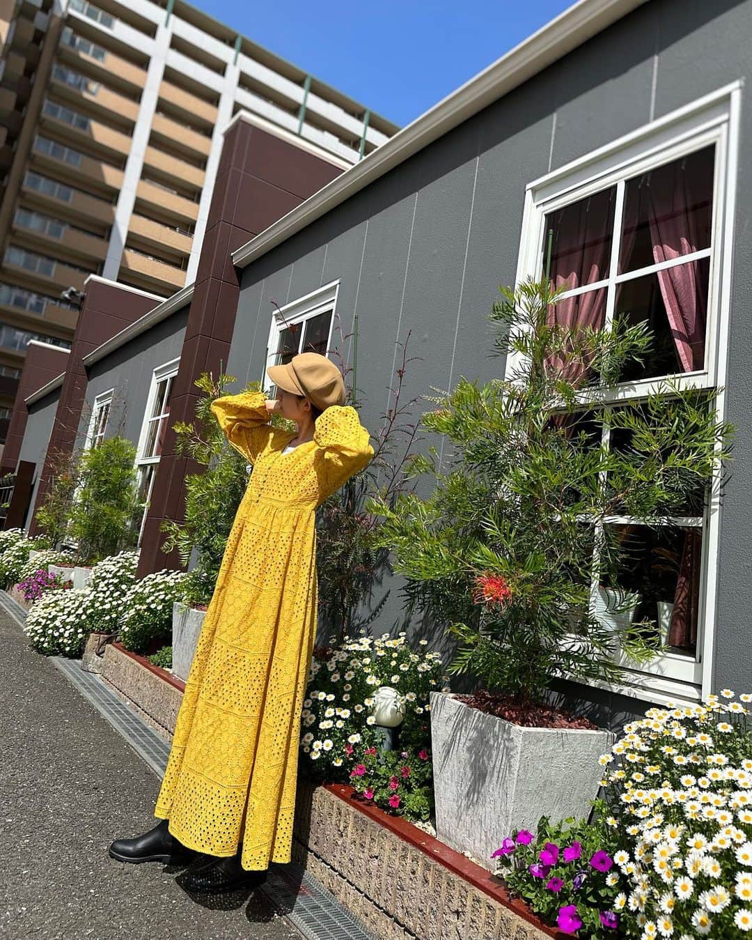 杉枝真結のインスタグラム：「☺︎ お散歩コーデ💛💛💛💛💛 母のキャスケットを被って、お出掛け🤭(笑)  大好きなカラー！ @titivatejp の黄色🍋 このコットンワンピースは ボリューム感が可愛いながらも 軽くて楽チンで最高なのです☁️✨  ギャザーのおかげで ぺたんこ靴でも脚長効果が発生中！！ 着丈が足りない人向けという良心的サイズ MTをセレクトして着用しています🙈⭐️⭐️  春の元気なお花達を観に行きたいなぁーー🌼🌼🌼  #titivate #ティティベイト #titivatestyle #タイアップ #ギャザーボリュームコットンレースワンピース #大人カジュアル #春コーデ #トレンドコーデ #骨格ナチュラル #ブルベコーデ #ブルべ夏」