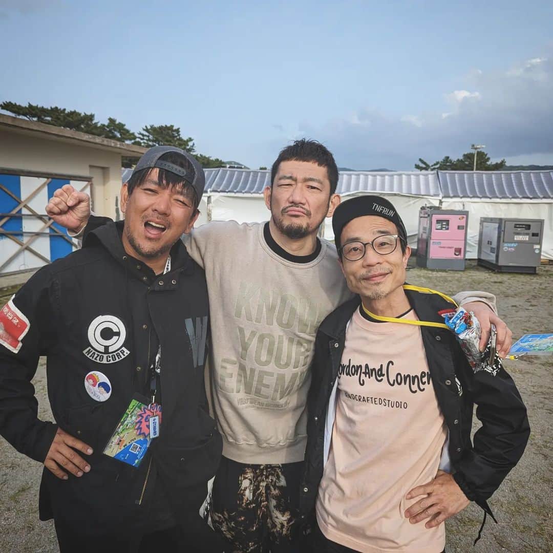 磯部正文のインスタグラム：「⁡ ⁡WALK INN FES! 2023  2日目  会場入りして遊びに来たPEAR OF THE WESTのフッケンや出演のKUZIRAやAge Factoryと話したりして過ごし BACKSKiDのライブで1曲参加させてもらいました わしが参加する前に中学生バンドの飛び入り1曲披露があったんですがとても良くて胸がじんわりした Wiθ (ウィズって読むみたい)ってバンド名 帰京のタイムリミット間近にBRAHMANメンバー到着 フェスのラストをバシッと決めてくれるだろう  2日間鹿児島満喫⁡ 色々と⁡お世話になりました 感謝」