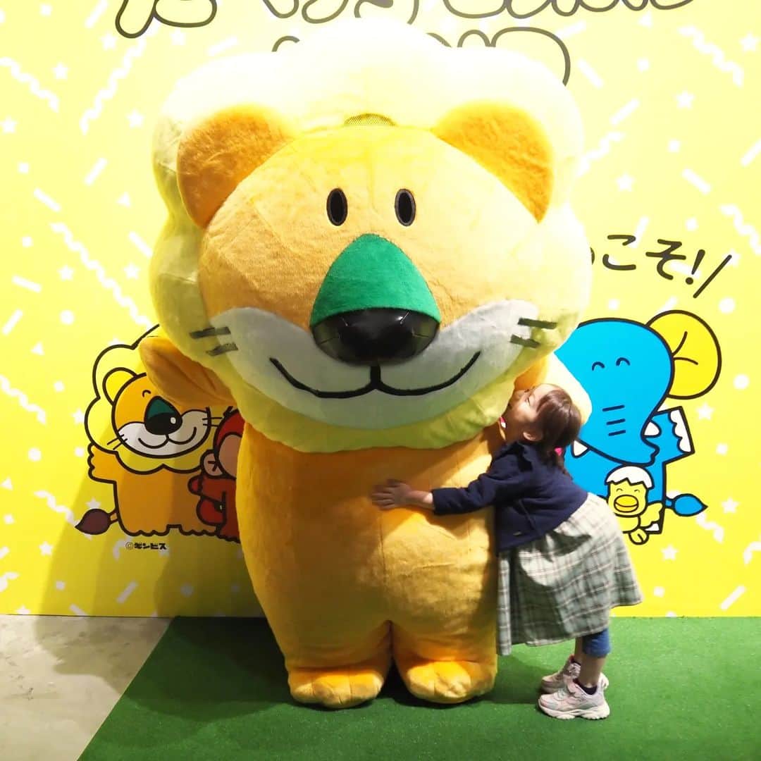 のインスタグラム：「「たべっ子どうぶつ」史上最大イベント 『たべっ子どうぶつLAND』に行ってきました。  最新デジタルアトラクションからコンセプトカフェまで 「たべっ子どうぶつ」好きにはたまらないスペシャルな空間に！  ■360°VRアトラクション「たべっ子どうぶつマジカルダンスシアター」 3Dメガネをかけて、360度3Dアニメーションを楽しめます。 確実に楽しみたい方は事前予約抽選をしておくのがおすすめ！  ■フォトスポット&キャラクターグリーティング 会場内にはたくさんのフォトスポットが！ そして、キャラクターグリーティングもあって、大人気でした。 私が行った日はらいおんでしたが、日によってキャラクターが変わるので、推しがいる方はチェックしてから行ってくださいね。  ■プロジェクションマッピング 15ｍ×3.6ｍの巨大スクリーンに「たべっ子どうぶつ」のどうぶつたちが登場。 座って楽しむことができるので、ちょっとひと休みにぴったりな空間でした。  ■カフェ ハンバーガーやどうぶつケーキ、マカロンアイスなど どれもたべっ子どうぶつモチーフでかわいすぎました。  ■グッズ販売コーナー 45周年アニバーサリーグッズもズラッと。 展示スペースやフードコートは60分入れ替え制なのですが、グッズ売り場は入場チケット不要なので グッズだけ欲しいという方はグッズ売り場には入れますよ。 娘はガチャガチャもして楽しんでいました。  ■『たべっ子どうぶつLAND』@ginbis_tabekko_official  東京ドームシティ Gallery AaMo 東京都文京区後楽1-3-61 ・JR「水道橋駅」東口 ・都営地下鉄三田線「水道橋駅」A3出口 ・東京メトロ丸ノ内線 ・南北線「後楽園駅」2番出口 ・都営地下鉄大江戸線「春日駅」A1出口  ○+●+○+●+○+●+○+●+○+●+○+●+○+●  @himekagami　←　check♡  おうちごはん が楽しくなるお取り寄せグルメ や 簡単＆時短ごはん、育児情報など発信中！ 投稿が気に入ったら保存&フォローしていただけるとうれしいです。 いつもありがとうございます(^^)  ○+●+○+●+○+●+○+●+○+●+○+●+○+●  #たべっ子どうぶつ #たべっ子どうぶつLAND #たべっ子どうぶつ_pr #期間限定イベント #ギンビス #東京ドームシティ #水道橋 #後楽園 #水道橋グルメ #後楽園グルメ #水道橋カフェ #後楽園カフェ」