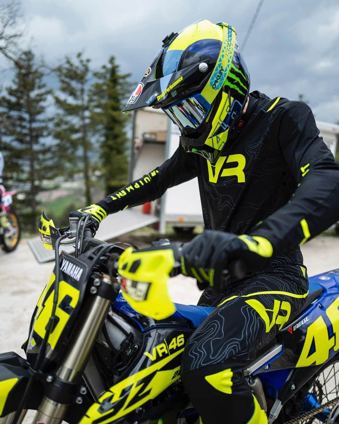 バレンティーノ・ロッシのインスタグラム：「Mx training in Fermignano before the rain  📸 @camilss」