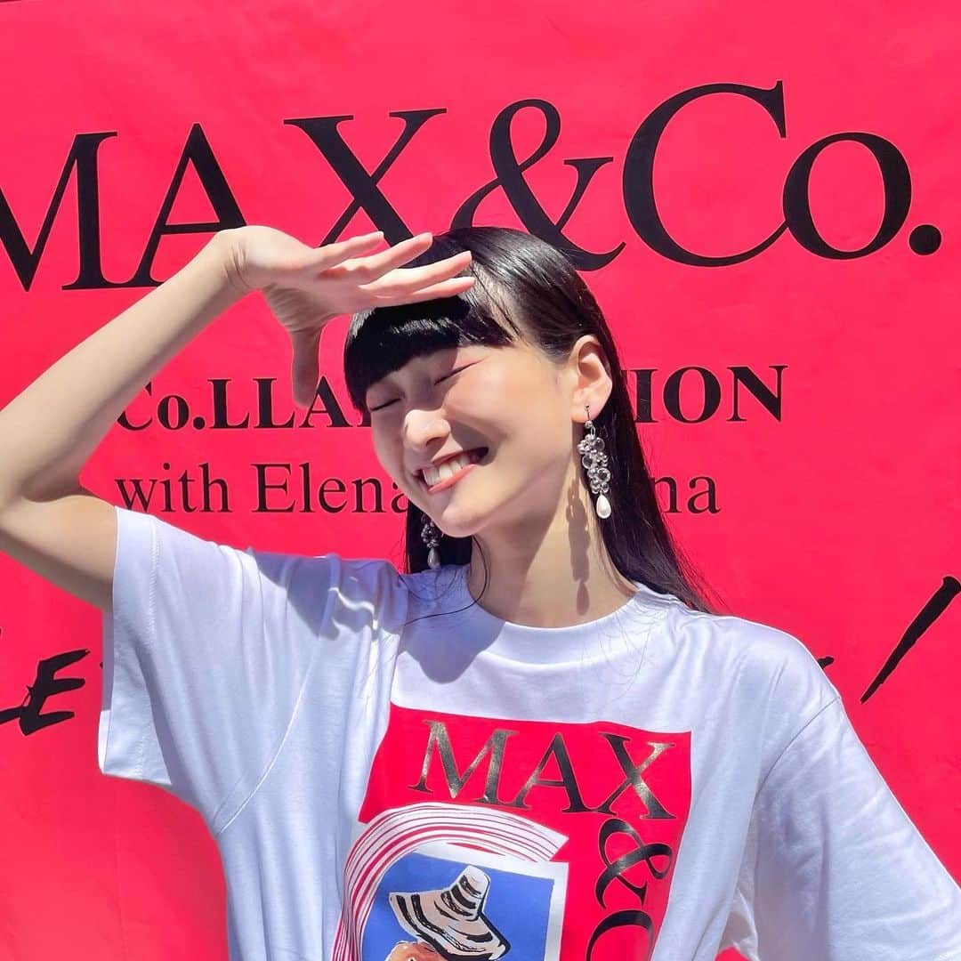 月山京香のインスタグラム：「. MAX&Co. @maxandco の新作カプセルコレクション「LET'S DRAW!」のポップアップイベントに 行ってきたよ🌷🌷  私が着てるのはElena Ciuprinaとのコラボアイテム✌︎ リゾートを楽しんでいる女性が描かれていて 本当に可愛い💖  今回のイベントは今日から渋谷と代官山で4週連続、 週末限定で開催されてるよ！ イベントスペースでは真っ赤なワゴンにコレクションを イメージしたお花がたくさんあるから、 ぜひ遊びに行ってみて🫶🏻🫶🏻  #マックスアンドコー #maxandco #CoLLABORATION」