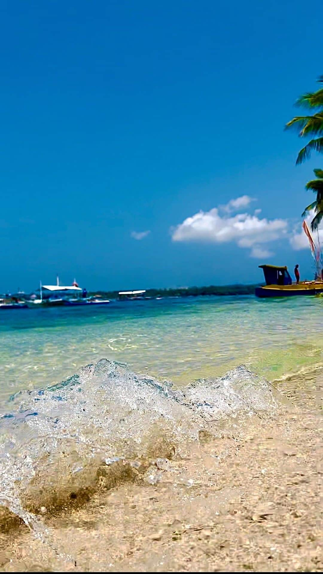 芹沢尚哉のインスタグラム：「クラーク✈️🇵🇭からボラカイ島へ🏖 海が凄く綺麗でホワイトビーチも最高✨  #boracay #whitebeach #ボラカイ島 #ホワイトビーチ #フィリピン #海」