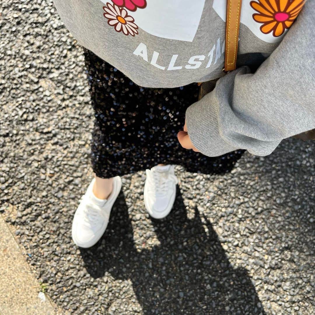 ひよんのインスタグラム：「🪩🖤  きらきらスパンコールかわいい💓 オンマがスパンコールのスカート可愛いって言ってて、 ひよんが先に買った🤣👏🏻 オンマから可愛いアイテム情報を知る。笑  📝アイテム トップス @mardi_mercredi_japan  スカート @nugu__official  バッグ @louisvuitton  スニーカー @celine   今日は虹出てたの見た人いるー？🌈 久しぶりの虹にテンションあがった💓 晴れてるけど雨降ってる日のワクワクは 虹が出てるか探せること❤️  #ひよん #ひよんコーデ」