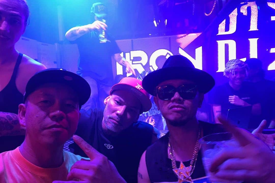 MIGHTY CROWNさんのインスタグラム写真 - (MIGHTY CROWNInstagram)「After the Afterparty was epic !!! The energy the vibes in pattaya was on fire!!!Thanks @daboyway for having us bro!  Bless up mi g dem @petchy_od1 @khanthaitay  @deejayono @djbuddahhh  @thaitanium @flizzow  @rollingloud.th  give thanks!!! 👊🏽👊🏽👊🏽 you guys killed  it!  タイ🇹🇭の仲間達最高だ ありがとう #mightycrown #reggae #dancehall #hiphop #musicbroughtushere  #finalroundtour まだまだ続くぜ」4月16日 17時53分 - mightycrown