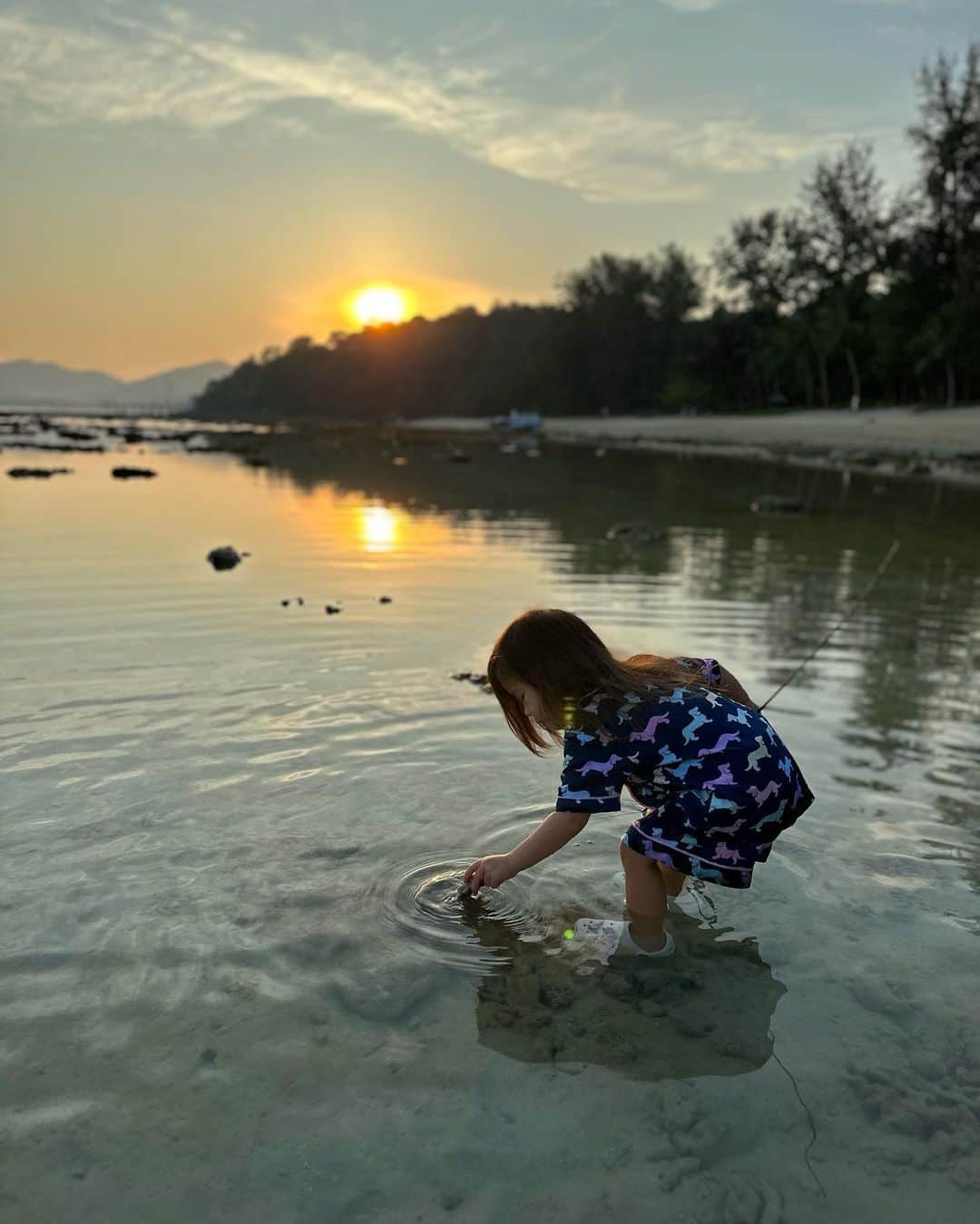 アン・カーティスのインスタグラム：「Phuket piccie dump. 🤍🇹🇭」
