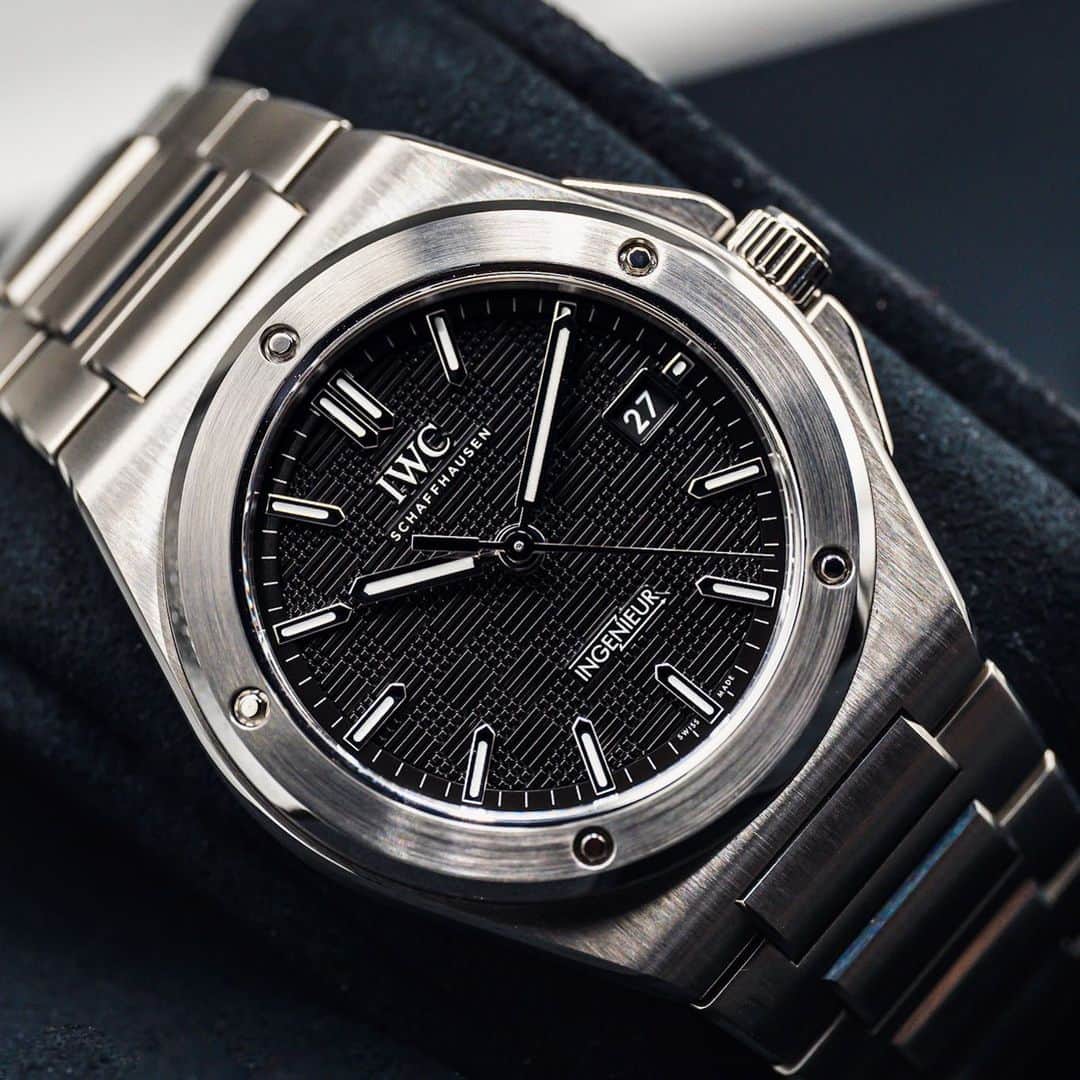Daily Watchさんのインスタグラム写真 - (Daily WatchInstagram)「The new @iwcwatches Ingenieur Automatic 40 revisits the 1970’s design by Gerald Genta. With this black dial it makes a serious everyday sports watch. What do you think? #iwcwatches #iwcingenieur #geraldgenta」4月16日 17時49分 - dailywatch