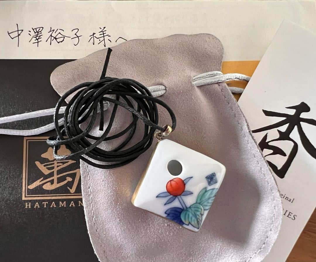 中澤裕子のインスタグラム：「⭐︎⭐︎  お手紙を添えて 香水を一滴ほど落として 香りを楽しむペンダントを いただきました。  お手紙には 応援してくださっている気持ちがこもったメッセージが。  嬉しいです✨  よし！また明日からも頑張ろう！  元気とやる気いただきました！！  ありがとうございました✨  #お手紙 #伊万里焼」