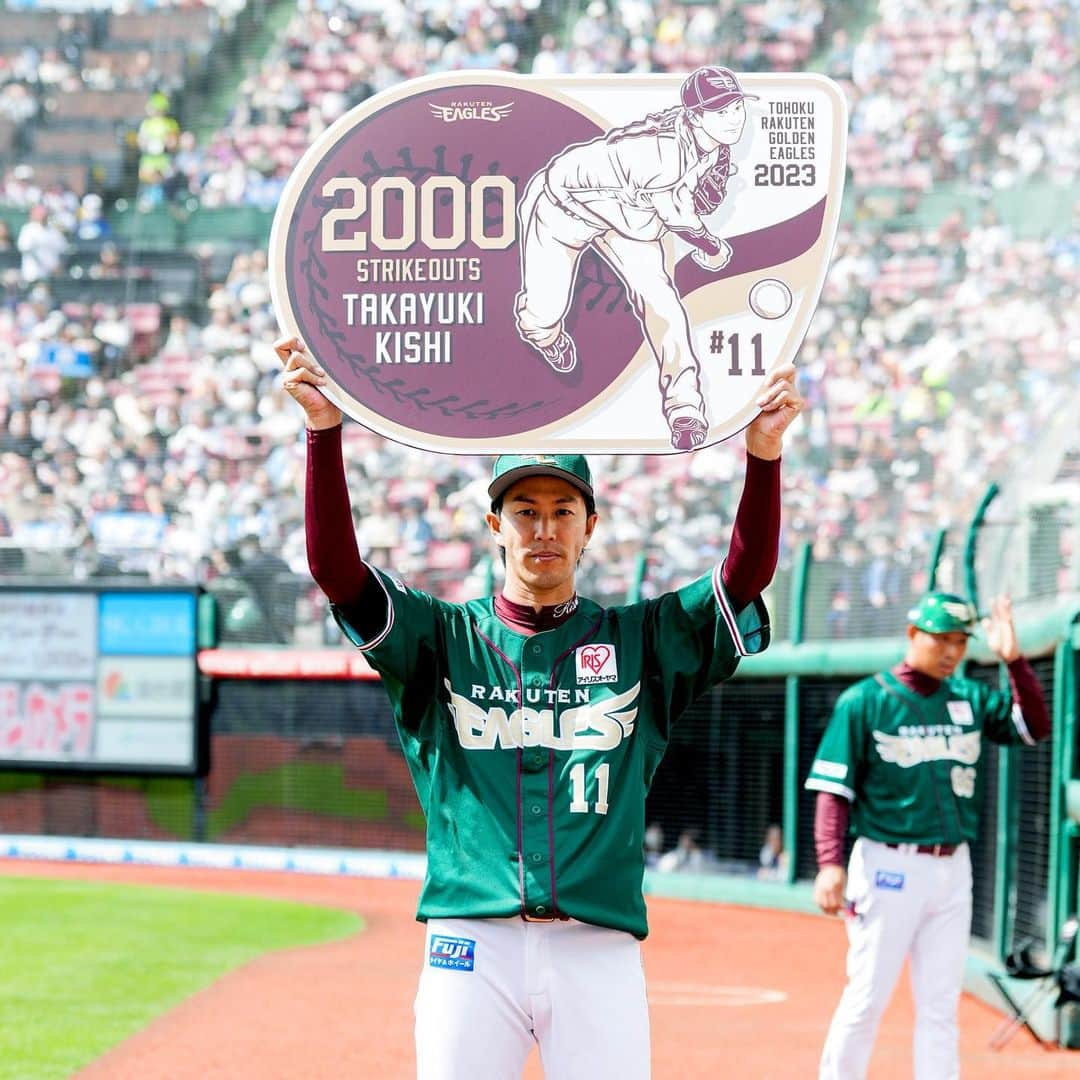 東北楽天ゴールデンイーグルスさんのインスタグラム写真 - (東北楽天ゴールデンイーグルスInstagram)「⚾️  ⚾️E 3-6 H⚾️ 岸選手がプロ野球23人目の2000奪三振を達成✨✨ 6回99球5安打2失点3奪三振の力投で勝ち投手の権利👍🏼 しかし8回に逆転を許してしまい敗戦。150勝もお預けに。 打線は3回に鈴木大地選手の犠牲フライで先制‼️ さらに浅村選手がタイムリーヒット🔥 守備では岡島選手と辰己選手がファインプレー👏🏼👏🏼 2番手鈴木翔天選手はランナーを背負うも2奪三振で無失点‼️  #鷲が掴む #rakuteneagles #EAGLESEARTHGREEN #岸孝之 #鈴木大地 #浅村栄斗 #岡島豪郎 #安田悠馬 #鈴木翔天 #辰己涼介」4月16日 17時52分 - rakuten_eagles