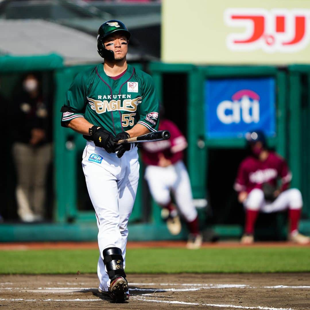 東北楽天ゴールデンイーグルスさんのインスタグラム写真 - (東北楽天ゴールデンイーグルスInstagram)「⚾️  ⚾️E 3-6 H⚾️ 岸選手がプロ野球23人目の2000奪三振を達成✨✨ 6回99球5安打2失点3奪三振の力投で勝ち投手の権利👍🏼 しかし8回に逆転を許してしまい敗戦。150勝もお預けに。 打線は3回に鈴木大地選手の犠牲フライで先制‼️ さらに浅村選手がタイムリーヒット🔥 守備では岡島選手と辰己選手がファインプレー👏🏼👏🏼 2番手鈴木翔天選手はランナーを背負うも2奪三振で無失点‼️  #鷲が掴む #rakuteneagles #EAGLESEARTHGREEN #岸孝之 #鈴木大地 #浅村栄斗 #岡島豪郎 #安田悠馬 #鈴木翔天 #辰己涼介」4月16日 17時52分 - rakuten_eagles