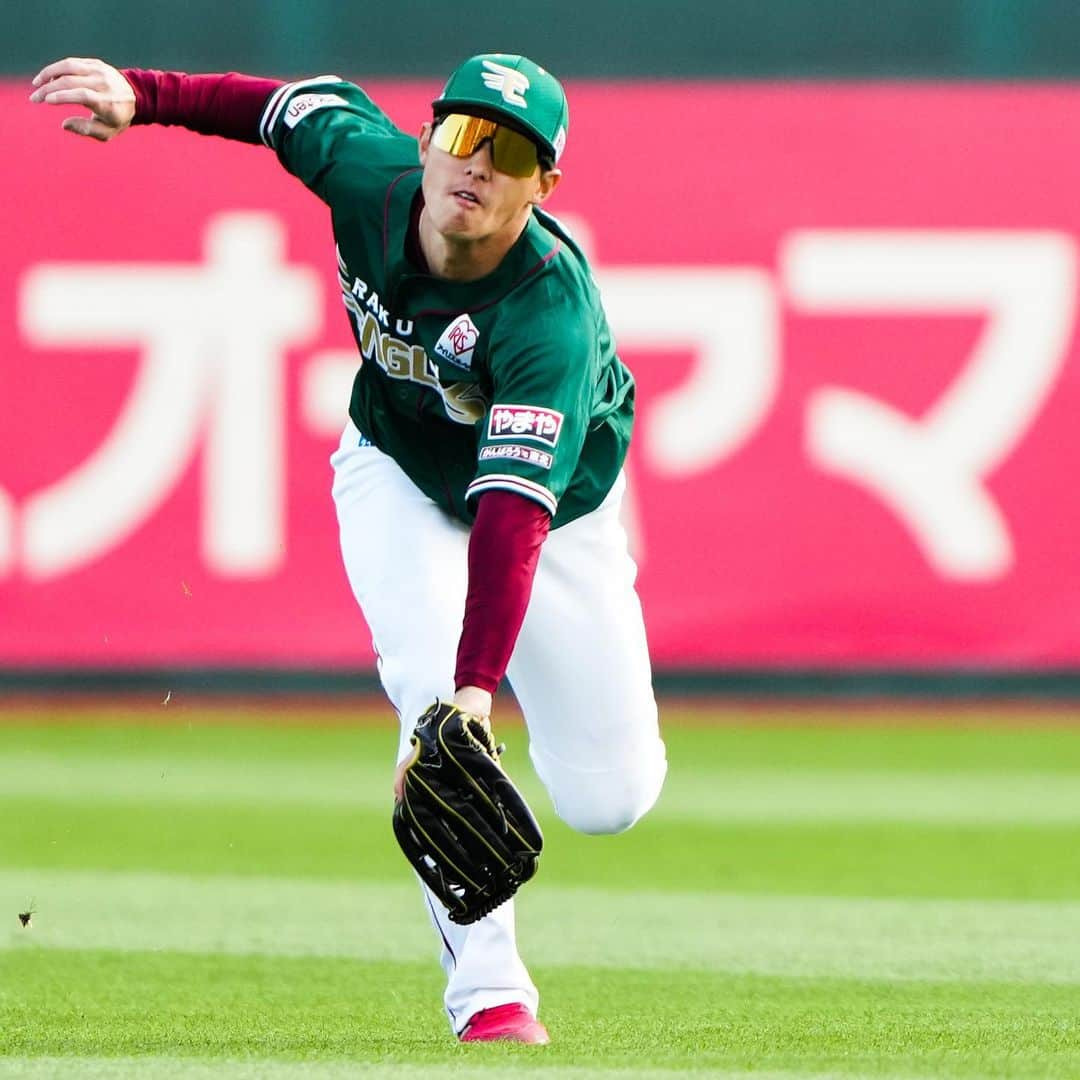 東北楽天ゴールデンイーグルスさんのインスタグラム写真 - (東北楽天ゴールデンイーグルスInstagram)「⚾️  ⚾️E 3-6 H⚾️ 岸選手がプロ野球23人目の2000奪三振を達成✨✨ 6回99球5安打2失点3奪三振の力投で勝ち投手の権利👍🏼 しかし8回に逆転を許してしまい敗戦。150勝もお預けに。 打線は3回に鈴木大地選手の犠牲フライで先制‼️ さらに浅村選手がタイムリーヒット🔥 守備では岡島選手と辰己選手がファインプレー👏🏼👏🏼 2番手鈴木翔天選手はランナーを背負うも2奪三振で無失点‼️  #鷲が掴む #rakuteneagles #EAGLESEARTHGREEN #岸孝之 #鈴木大地 #浅村栄斗 #岡島豪郎 #安田悠馬 #鈴木翔天 #辰己涼介」4月16日 17時52分 - rakuten_eagles