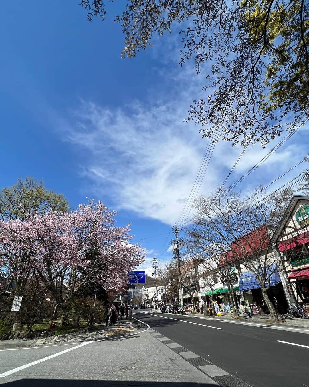 牛窪万里子さんのインスタグラム写真 - (牛窪万里子Instagram)「軽井沢は桜が満開！ 今日は青空が広がり良いお天気です。  駅前はG7サミットのため警察官が多く、物々しい雰囲気ですが、街中は静かで人も少なくてゆったり出来ます。  #軽井沢 #軽井沢旅行 #桜が満開 #長野県 #また桜が見れた」4月16日 17時56分 - mariko_ushikubo