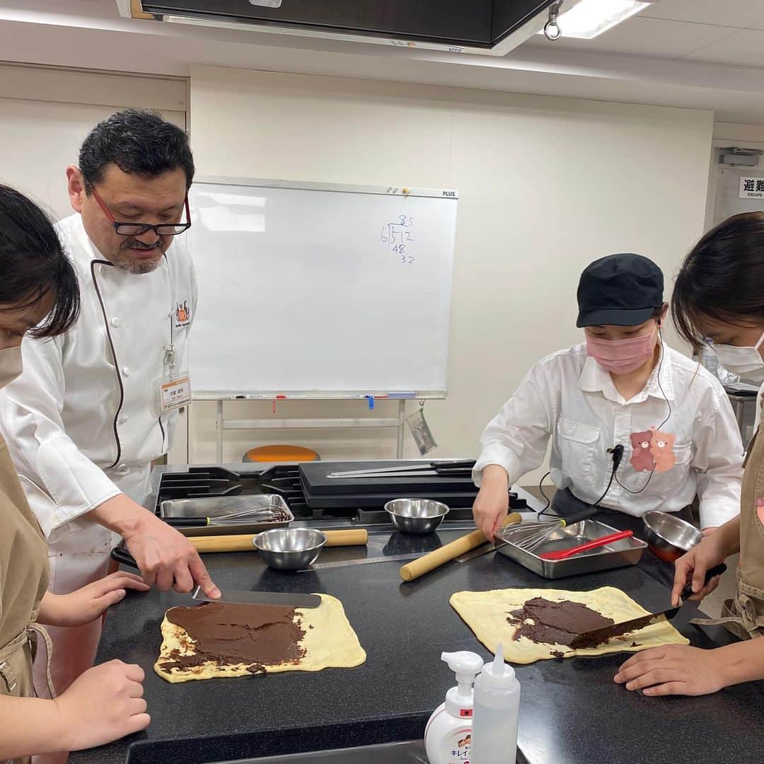東京ベルエポック製菓調理専門学校さんのインスタグラム写真 - (東京ベルエポック製菓調理専門学校Instagram)「🧁☕️カフェビジネス科🥯🍹 本日のオープンキャンパスは、バブカ＆ドリップコーヒーでした✨ 香りから、もう美味しいに決まってる！！という…見た目も素敵なバブカを作りました🍞 合わせて、3種類のうちから好みのコーヒーをドリップして、一緒に試食しました☕️  #東京ベルエポック製菓調理専門学校  #カフェ　#おしゃれカフェ　#カフェビジネス科　#バリスタ　#カフェスタッフ　#日々の暮らし　#手作り　#手作りお菓子　#手作りご飯　#おうちおやつ　#おうちカフェ　#カフェ好きと繋がりたい  #カフェスタグラム  #カフェ部  #コーヒー #西葛西  #専門学校 #学内実習  #カフェ開業  #カフェスイーツ　#おやつ部　#洋菓子  #焼菓子  #東京　#江戸川区　#カフェプロデュース」4月16日 17時59分 - belleseika