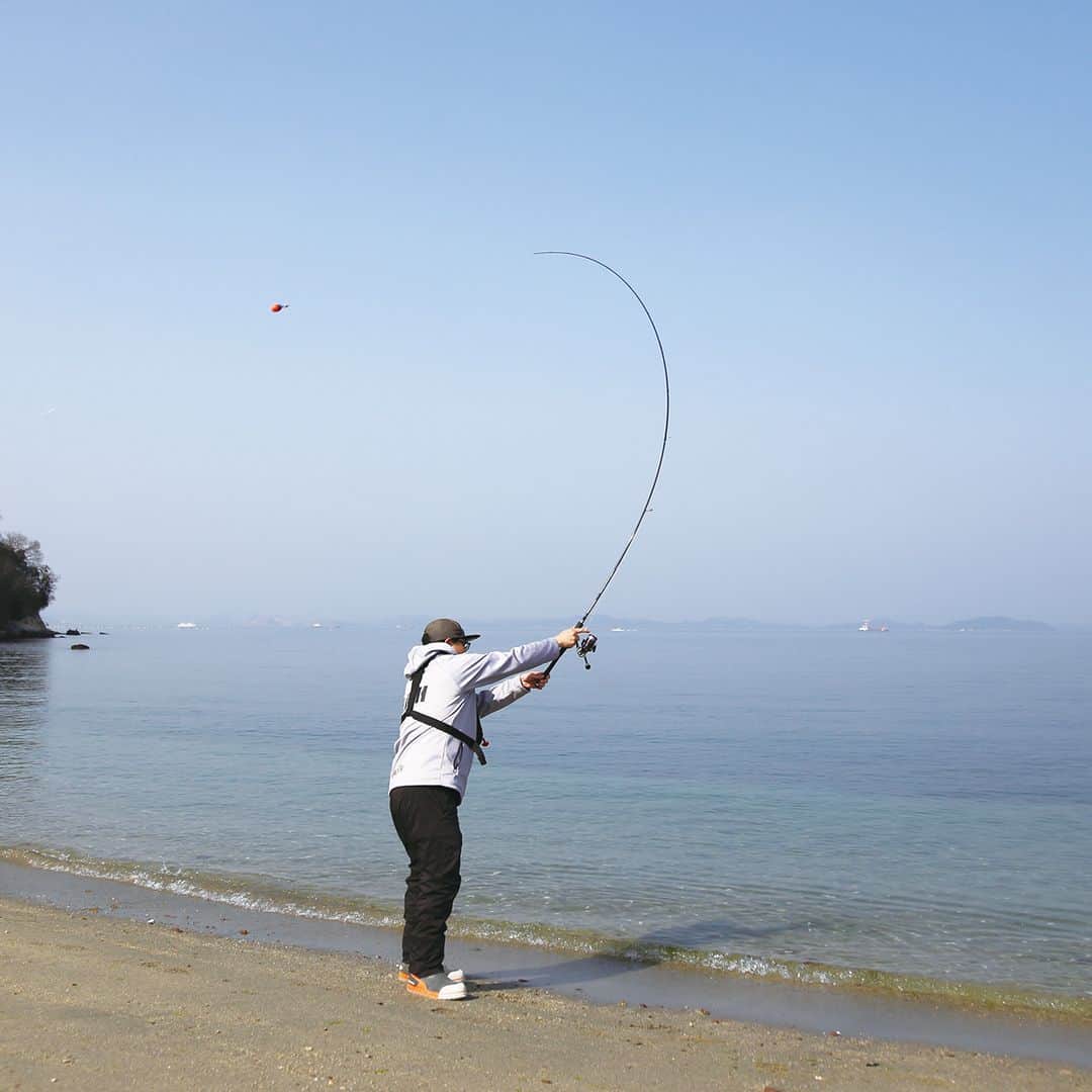 レジャーフィッシングさんのインスタグラム写真 - (レジャーフィッシングInstagram)「小魚やアミといったエサが 豊富になる春はメバルを狙う絶好のシーズン。 なかでもサーフ（砂浜）は、アングラーが少なく アベレージサイズがいい。  そこで、電気ウキを使った サーフメバリングを紹介！  電気ウキは、一般的なフロートリグよりも 飛距離が稼げて、着水点やトレース位置が 把握しやすいことがメリットです。  ◆レジャーフィッシング5月号に掲載！ 詳しい内容、その他の記事は、 ハイライト「最新号」から記事をチェック！ https://www.e-leisure.jp/book/  ◆岡山、広島、香川、愛媛、徳島、高知、 兵庫の一部、山口、福岡の主要な釣具店及び書店や Amazon等で販売しています。  ◆ご購入はこちら！ オンラインショップ【レジャーフィッシング SHOP】 https://eleisure.theshop.jp/items/72885285  #メバル #メバル #メバリング #電気ウキ #ウキ #サーフ #砂浜 #レジャーフィッシング #釣り #海釣り」4月16日 18時00分 - leisurefishing