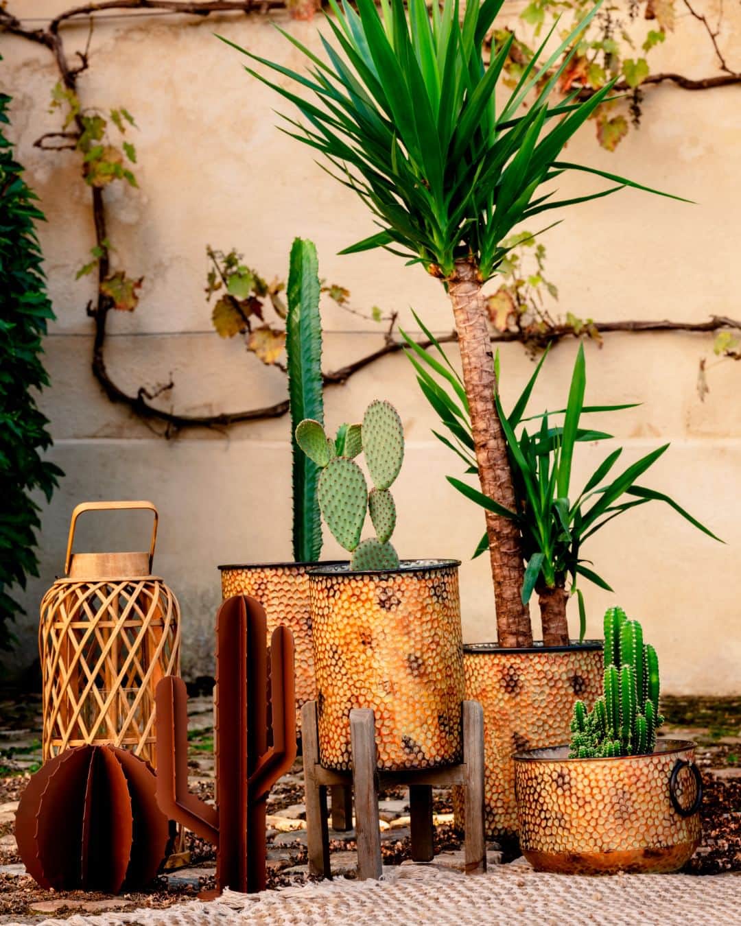 auchan_franceのインスタグラム：「Avec notre collection Yucatan de Gardenstar, ajoutez une touche de chaleur et d’exotisme à votre extérieur ☀️  Optez pour ses couleurs chaudes, des matériaux naturels et des détails artisanaux : vous allez adorer être dehors !  #Auchan #GardenStar #DedansDehorsLaVie」