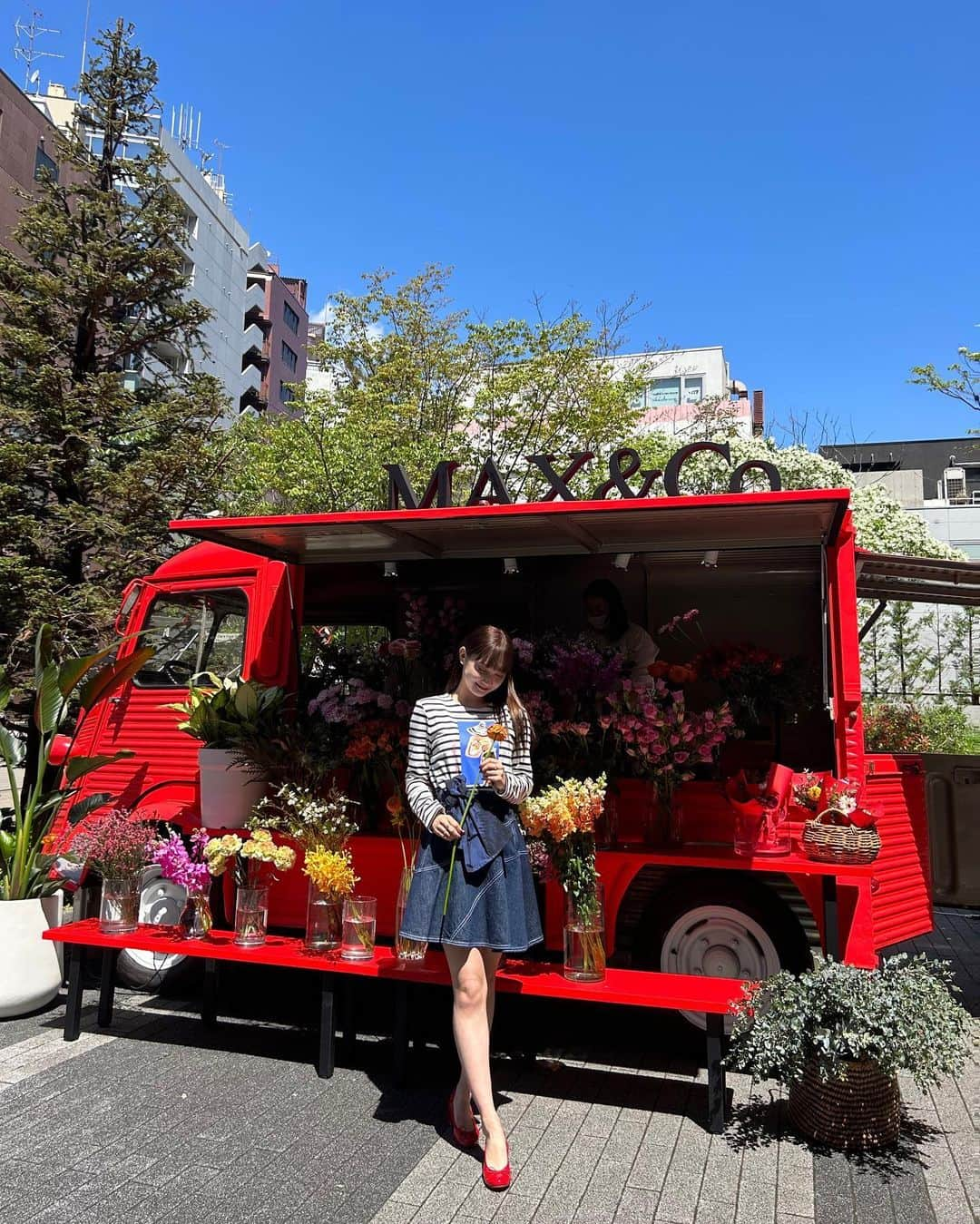 新野尾七奈さんのインスタグラム写真 - (新野尾七奈Instagram)「⛱❤️MAX&Co. popup event👒🌊❤️ お邪魔してきました〜♡ 新作カプセルコレクション「LET'S  DRAW!」発売に先駆け、 渋谷と代官山にて4月15日〜週末限定4週連続で開催中だよ♡ 素敵な空間だった〜🚌 キャンペーンでお花を頂けたり..💐  是非遊びに行ってみてね！ @maxandco #マックスアンドコー #maxandco#CoLLABORATION」4月16日 18時00分 - nanagirl7