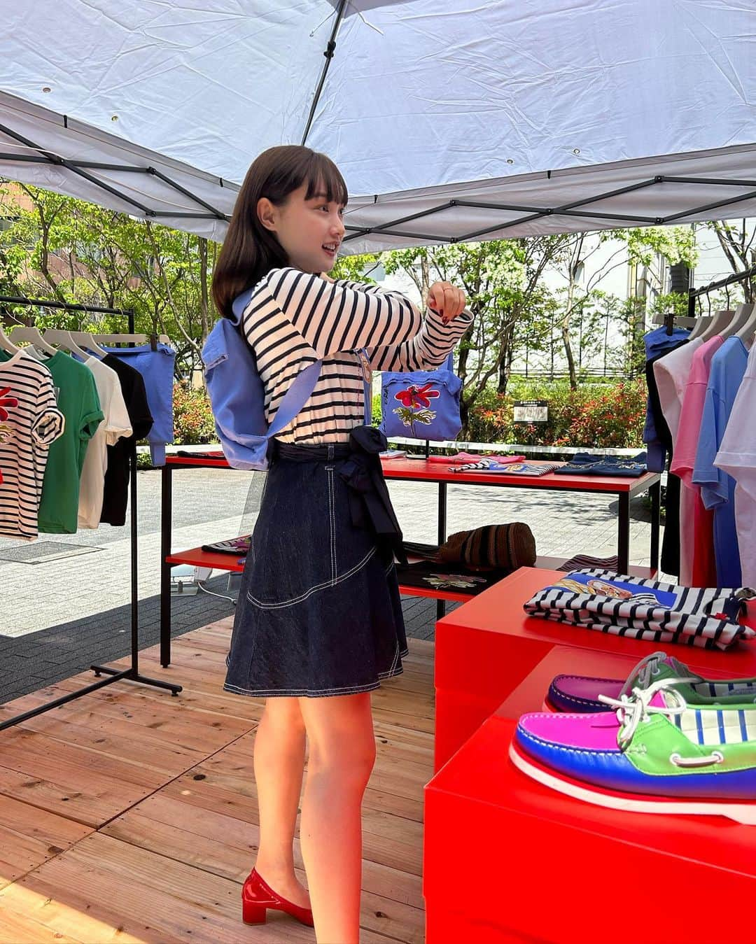 新野尾七奈さんのインスタグラム写真 - (新野尾七奈Instagram)「⛱❤️MAX&Co. popup event👒🌊❤️ お邪魔してきました〜♡ 新作カプセルコレクション「LET'S  DRAW!」発売に先駆け、 渋谷と代官山にて4月15日〜週末限定4週連続で開催中だよ♡ 素敵な空間だった〜🚌 キャンペーンでお花を頂けたり..💐  是非遊びに行ってみてね！ @maxandco #マックスアンドコー #maxandco#CoLLABORATION」4月16日 18時00分 - nanagirl7