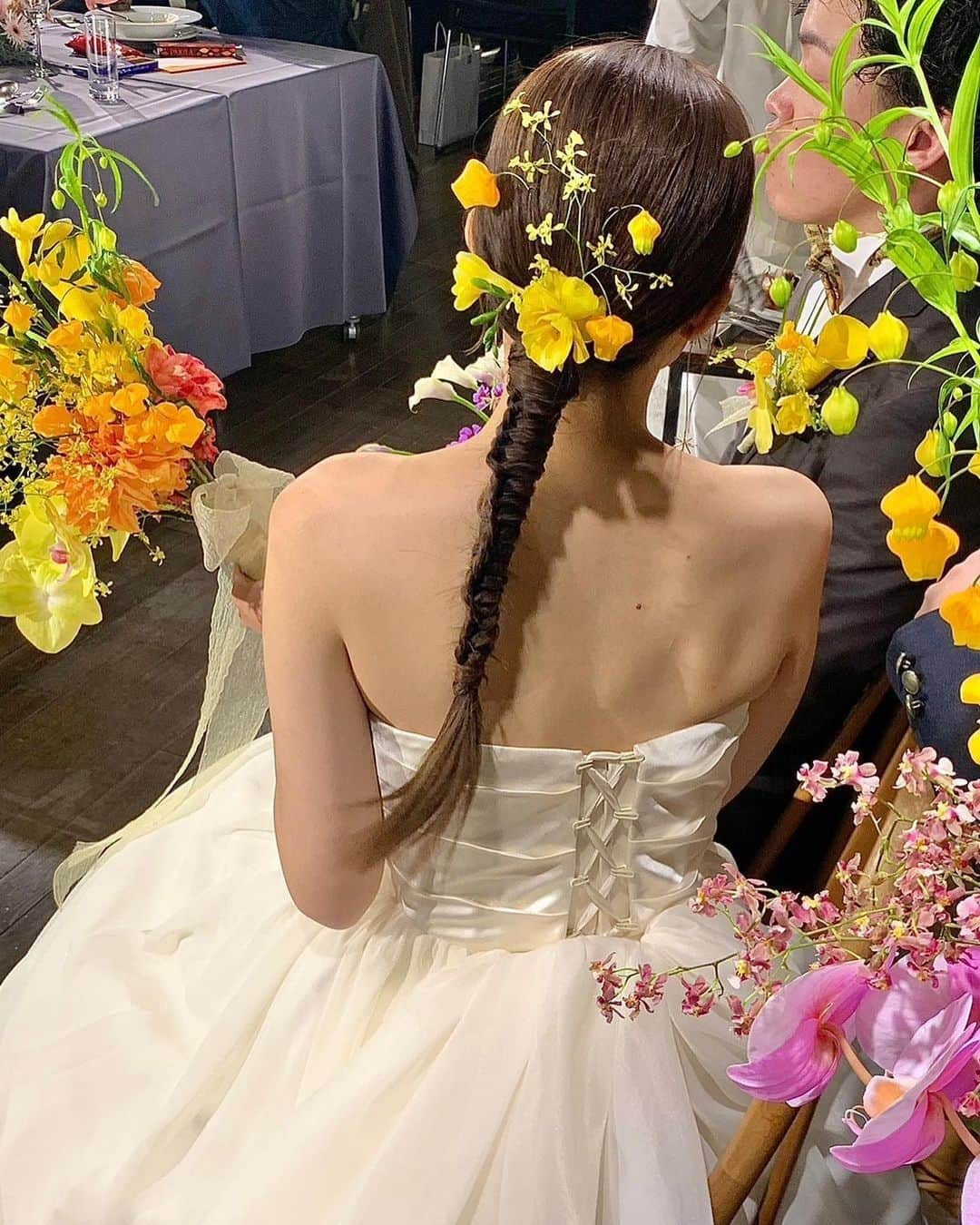 ゼクシィさんのインスタグラム写真 - (ゼクシィInstagram)「. 【今どき花嫁の披露宴・お色直しヘアチェンジ実例】 . 今回は、先輩花嫁さんの 披露宴ヘア実例をご紹介します！  トレンドの編みおろしや サプライズな劇的チェンジなど こだわりのスタイルをチェック！ . 【写真１】 細かい三つ編みを何本も作った アレンジポニー。 毛先をカールさせることで 動きのあるスタイルに。 @hn0709_wd  さん . 【写真２〜５】 フラワーのヘッドパーツと ゴールドのヘアピンをランダムに飾った 編みおろしツインからの、 美容師の母にカットしてもらった 外ハネボブに劇的チェンジ！💕 @nov72022ka  さん . 【写真６】 挙式のシニヨンヘアのフロントは そのままに、毛先を編み下ろして タイトポニーが完成！😆 @23121_ksmtwd  さん . 【写真７】 頑張って伸ばしたロングヘア。 披露宴ではふんわりお姫様風の ダウンスタイルにチェンジ！ @12omoide5  さん . . +♥+:;;;:+♥+:;;;:+♥+:;;;:+♥+:;;;:+♥+:;;;:+♥ . プロポーズから結婚式まで素敵なお写真募集中！ . ゼクシィ公式アカウントでお写真を紹介してみませんか？ 【#ゼクシィ2023】 を付けて投稿してください♡ . +♥+:;;;:+♥+:;;;:+♥+:;;;:+♥+:;;;:+♥+:;;;:+♥ . ▼公式アプリもCHECKしてね ゼクシィアプリはURLから @zexyrecruit  #お色直しカット#ダウンヘア#編みおろし#変形ポニー _ #花嫁ヘア#ブライダルヘア#ウェディングヘア#結婚式ヘア#花嫁ヘアメイク#ブライダルヘアメイク#ウェディングヘアメイク#花嫁メイク _ #プレ花嫁#結婚式準備#花嫁準備中#結婚式レポ#2023春婚#2023夏婚#2023秋婚#2023春婚プレ花嫁#2023夏婚プレ花嫁 _ #ゼクシィアプリ#ゼクシィ」4月16日 18時00分 - zexyrecruit