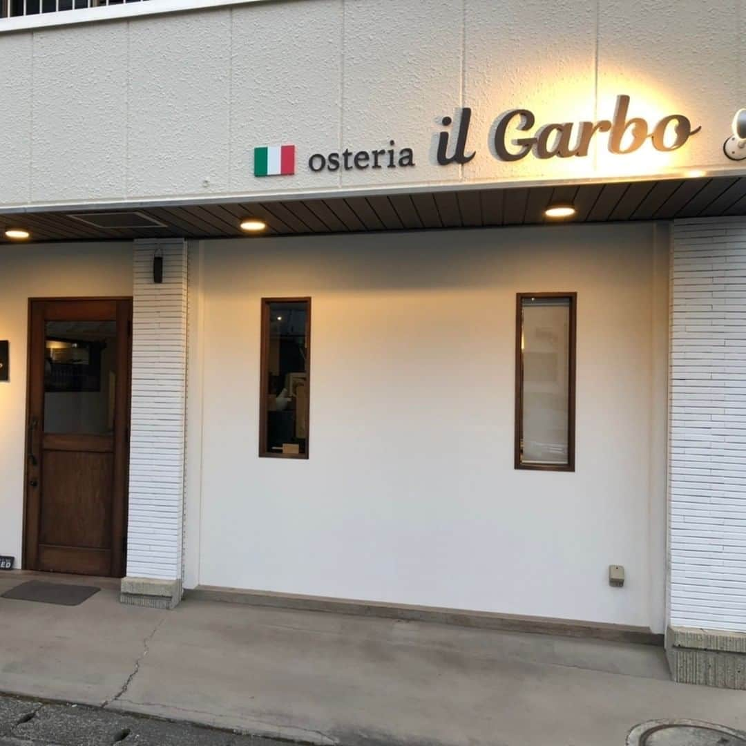 旅色さんのインスタグラム写真 - (旅色Instagram)「＼旅色が選ぶグルメ 『osteria il Garbo』／ 旬食材の恵みを活かした本格イタリアン🍷🍴  JR・伊豆箱根鉄道三島駅の南口から徒歩約10分の場所にある、見て楽しく、食べて美味しい、記憶に残る料理を味わえる実力派イタリアン🍾✨ 「一皿一皿を美味しく召し上がっていただきたい」というシェフの思いが、美しく丁寧にお皿に表現されています。外観は白を基調としたシンプルでお洒落な設えで、店内はシックでありながら、カジュアルにも過ごせる雰囲気♪  毎日打つ手打ちパスタはランチの人気メニューだそう。自家製パンや契約農家から仕入れる地元食材、生産者から仕入れる「天城軍鶏」などは、“一見一食”の価値ありです😋  🥂オススメpoint🥂 ☆ランチに人気の手打ちパスタと自家製パン 毎日店内の製麺機でご用意する打ち立ての手打ちパスタ 細いものから幅広いものまで６種類用意🍝  ☆食材へのこだわりは必要以上に手を加えず、素材本来の旨味を引き出すこと🍳 ☆契約農家から仕入れる地元食材🍅 ☆生産者から仕入れる天城しゃも🐓  美味しいお料理とワインで、特別な日に大切な人と、 素敵な時間を過ごしませんか？  —-✄———-✄———-✄—ー  【osteria il Garbo】 @osteria_il_garbo  📍静岡県三島市芝本町5-5 小出ビル1F 電車：JR東海道本線・東海道新幹線・伊豆箱根鉄道駿豆線三島駅南口より徒歩約10分 TEL：055-941-7690 ［💡旅色を見たとお伝えください］  旅色：https://tabiiro.jp/gourmet/s/312480-mishima-osteria_il_garbo/ 公式：https://osteria-il-garbo.com  —-✄———-✄———-✄—-  #旅行 #旅 #旅スタグラム #グルメ #イルガルボ #イタリアン #カジュアルイタリアン  #イタリアンランチ  #イタリアンディナー  #パスタ  #生パスタ  #手打ちパスタ  #伊豆グルメ  #伊豆イタリアン  #三島  #三島イタリアン  #三島グルメ  #三島ランチ  #三島ディナー  #三島広小路  #三島野菜 #オステリアイルガルボ」4月16日 18時00分 - tabiiro