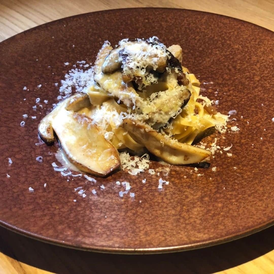 旅色さんのインスタグラム写真 - (旅色Instagram)「＼旅色が選ぶグルメ 『osteria il Garbo』／ 旬食材の恵みを活かした本格イタリアン🍷🍴  JR・伊豆箱根鉄道三島駅の南口から徒歩約10分の場所にある、見て楽しく、食べて美味しい、記憶に残る料理を味わえる実力派イタリアン🍾✨ 「一皿一皿を美味しく召し上がっていただきたい」というシェフの思いが、美しく丁寧にお皿に表現されています。外観は白を基調としたシンプルでお洒落な設えで、店内はシックでありながら、カジュアルにも過ごせる雰囲気♪  毎日打つ手打ちパスタはランチの人気メニューだそう。自家製パンや契約農家から仕入れる地元食材、生産者から仕入れる「天城軍鶏」などは、“一見一食”の価値ありです😋  🥂オススメpoint🥂 ☆ランチに人気の手打ちパスタと自家製パン 毎日店内の製麺機でご用意する打ち立ての手打ちパスタ 細いものから幅広いものまで６種類用意🍝  ☆食材へのこだわりは必要以上に手を加えず、素材本来の旨味を引き出すこと🍳 ☆契約農家から仕入れる地元食材🍅 ☆生産者から仕入れる天城しゃも🐓  美味しいお料理とワインで、特別な日に大切な人と、 素敵な時間を過ごしませんか？  —-✄———-✄———-✄—ー  【osteria il Garbo】 @osteria_il_garbo  📍静岡県三島市芝本町5-5 小出ビル1F 電車：JR東海道本線・東海道新幹線・伊豆箱根鉄道駿豆線三島駅南口より徒歩約10分 TEL：055-941-7690 ［💡旅色を見たとお伝えください］  旅色：https://tabiiro.jp/gourmet/s/312480-mishima-osteria_il_garbo/ 公式：https://osteria-il-garbo.com  —-✄———-✄———-✄—-  #旅行 #旅 #旅スタグラム #グルメ #イルガルボ #イタリアン #カジュアルイタリアン  #イタリアンランチ  #イタリアンディナー  #パスタ  #生パスタ  #手打ちパスタ  #伊豆グルメ  #伊豆イタリアン  #三島  #三島イタリアン  #三島グルメ  #三島ランチ  #三島ディナー  #三島広小路  #三島野菜 #オステリアイルガルボ」4月16日 18時00分 - tabiiro