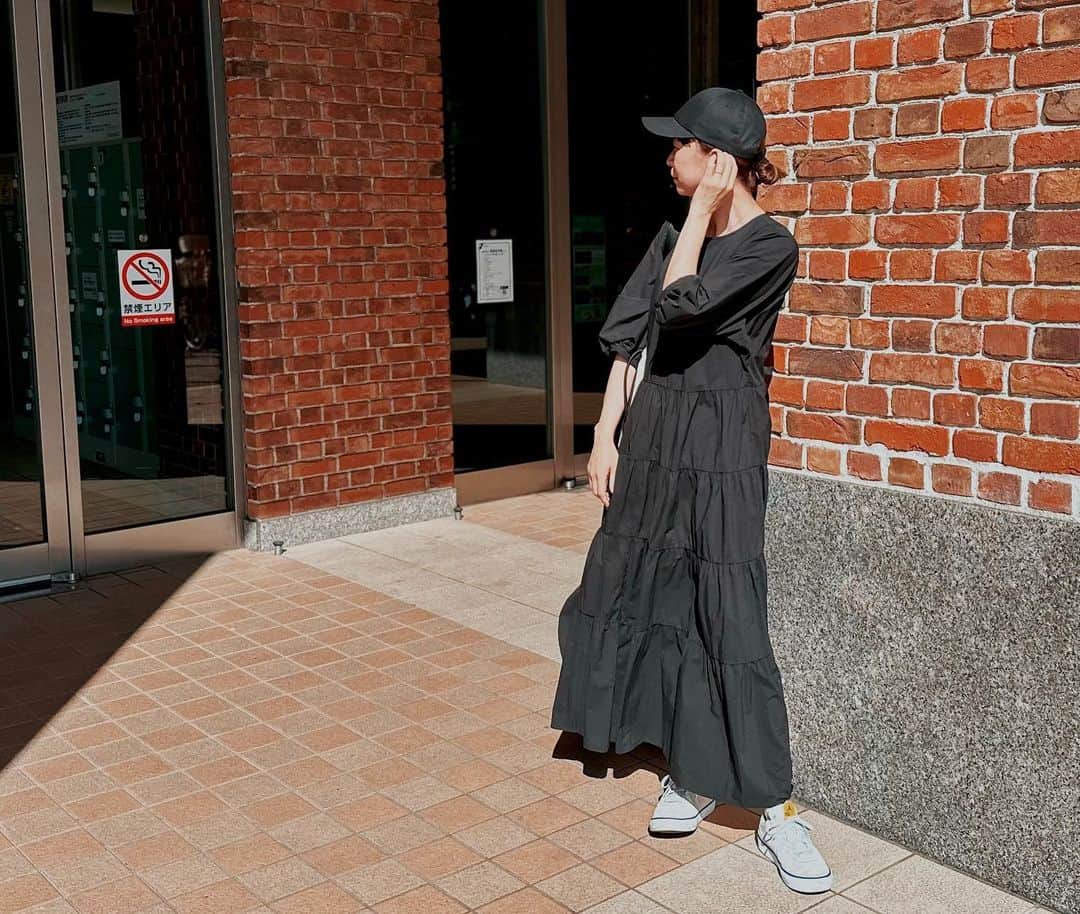 EMIのインスタグラム：「⭐︎ 今日は暑かった〜🖤 いい加減衣替えしないとだな… #黒ワンピ」