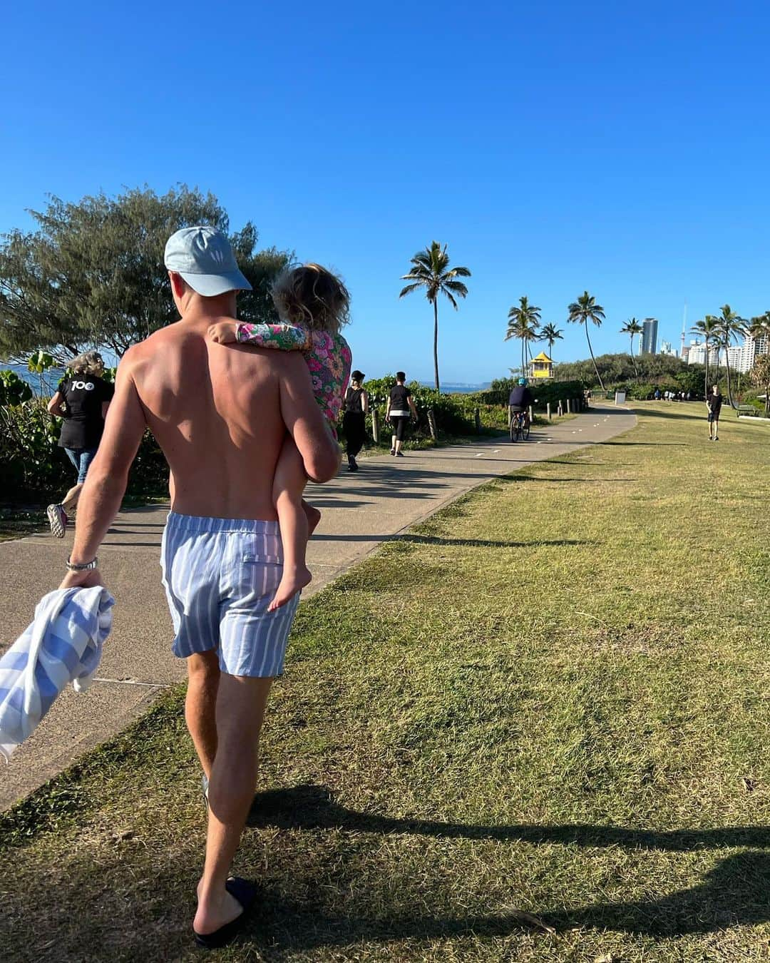 ボーデン・バリットのインスタグラム：「☀️🌊😊👌🏼」