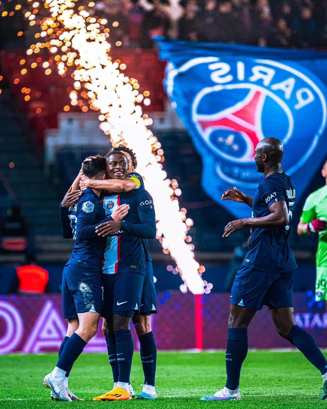 パリ・サンジェルマンFCさんのインスタグラム写真 - (パリ・サンジェルマンFCInstagram)「🎇❤️💙  #PSGRCL #ParisSaintGermain #PSG #AllezParis #ICICESTPARIS」4月16日 18時08分 - psg