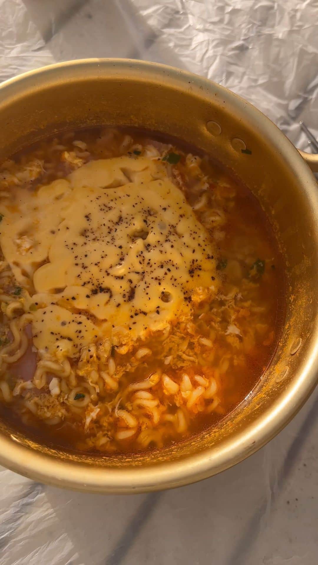 ハン・ジウンのインスタグラム：「날씨 좋아서 테라스에서 후루루쨥쨥🍜🧡」