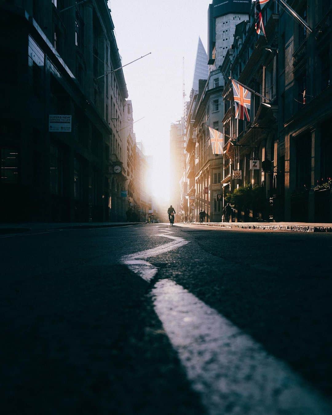 Thomas Kakarekoのインスタグラム：「waking streets, quiet ride In the early morning, a cyclist cruises London's deserted streets, caught in the contrasting play of light and shadow as the city starts to awaken. #london」