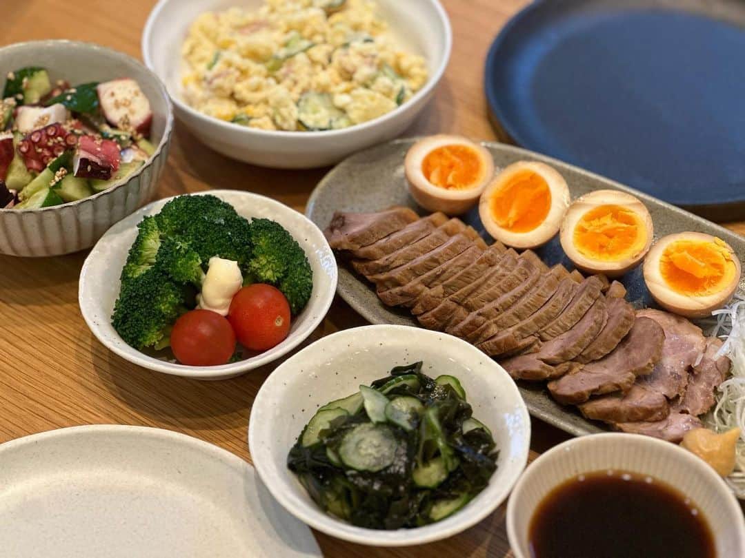 石川梨華のインスタグラム：「夜ごはん🍴  朝から電気圧力鍋でチャーシューを仕込み😋 その間に色々と作り置きしました！  二男、初めてタコ食べた🐙❤️ 長男、わかめの酢の物気に入ってくれた❤️  突然このように食べてくれる日が訪れる、嬉しい瞬間☺️  しかしポテサラは相変わらず不人気w  引き続きマイペースに食育頑張ります👍  #石川梨華 #モーニング娘og #リアル梨華 #二児の母 #やんちゃボーイズ #夜ごはん #食育」