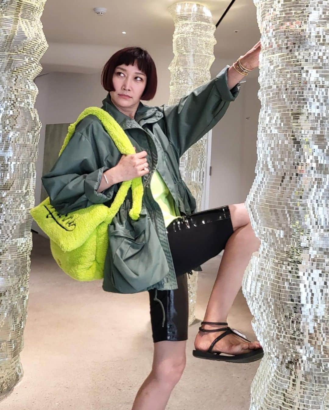 ピョン･ジョンスさんのインスタグラム写真 - (ピョン･ジョンスInstagram)「지금부터 신기 딱 좋아요 ! 아마 9월까지 쭉 이것만 신을껄요?  앵클 롱 스트랩 샌들4color   트렌디한 컬러와 여성스러운  더블 스트랩의 조화로  유니크한 디자인이 특징인데요 줄빼면 슬리퍼형태로더 신을수있어요  요건 1지망으로 해주세요 🤣 마음을 가다듬고 준비하고 뿅💨💨 가방까지 세팅하면 그대로 휴가지용🤣 See you 8pm tonight 👁️‍🗨️ipanema 🔜4.17 open 9am」4月16日 18時14分 - hoyatoya