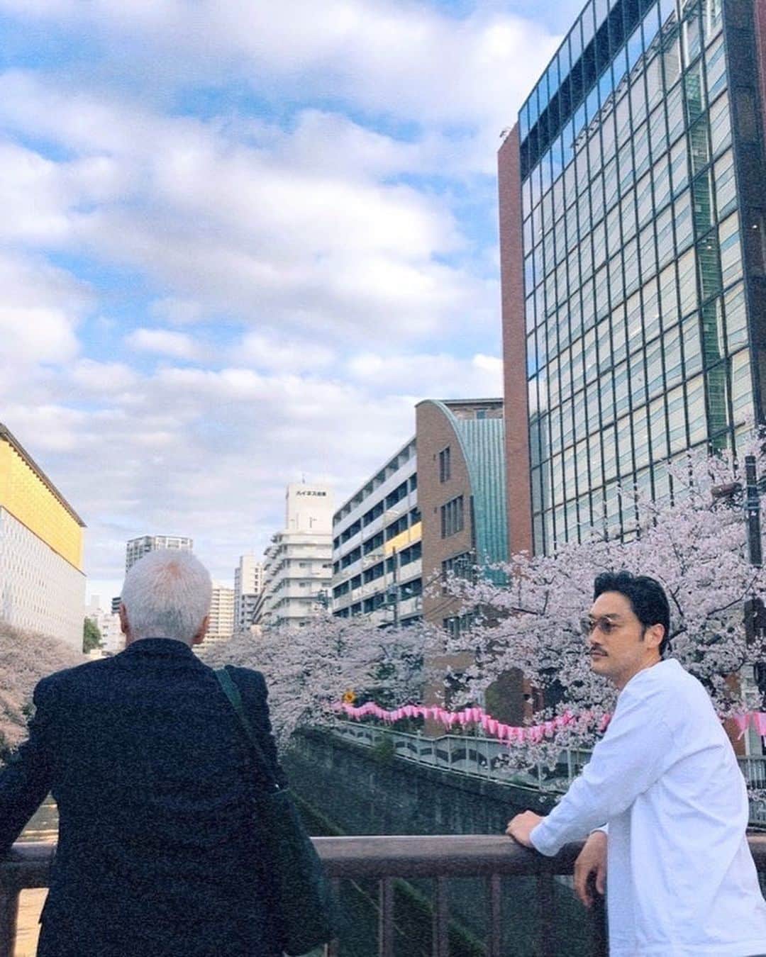 内田朝陽さんのインスタグラム写真 - (内田朝陽Instagram)「いつかの、取材day🌸 桜が既に懐かしいですね。 プロフィールのリンク集からWebマガジン読めます。  カメラマンさんがフィルムでセッションしてくれました。 Webマガジン内の写真の仕上がりがとても素敵です。 楽しい撮影でした。  #取材 #雑誌 #webマガジン  #actor #spring #sakura #桜  #目黒川」4月16日 18時15分 - asahi_uchida