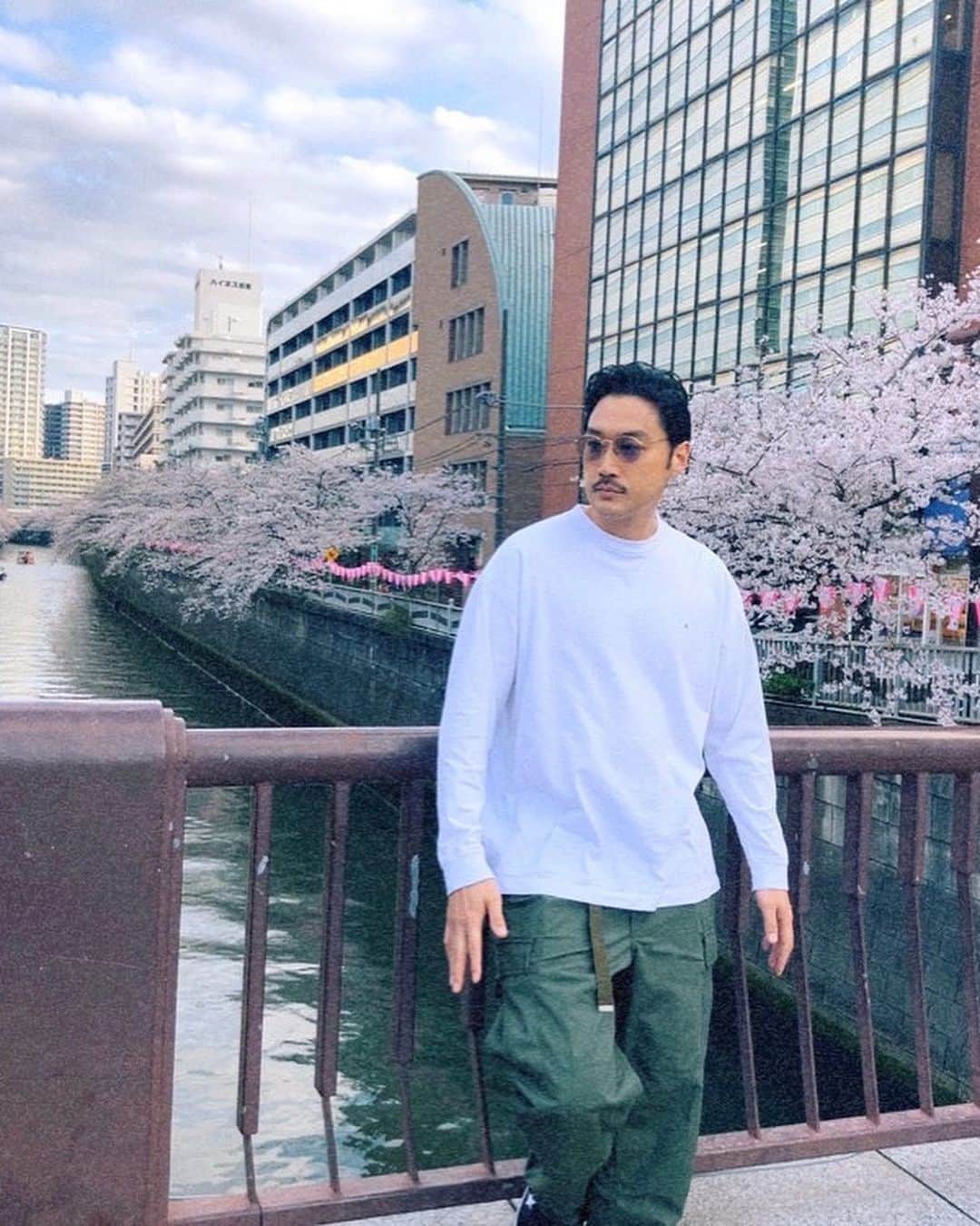 内田朝陽のインスタグラム：「いつかの、取材day🌸 桜が既に懐かしいですね。 プロフィールのリンク集からWebマガジン読めます。  カメラマンさんがフィルムでセッションしてくれました。 Webマガジン内の写真の仕上がりがとても素敵です。 楽しい撮影でした。  #取材 #雑誌 #webマガジン  #actor #spring #sakura #桜  #目黒川」