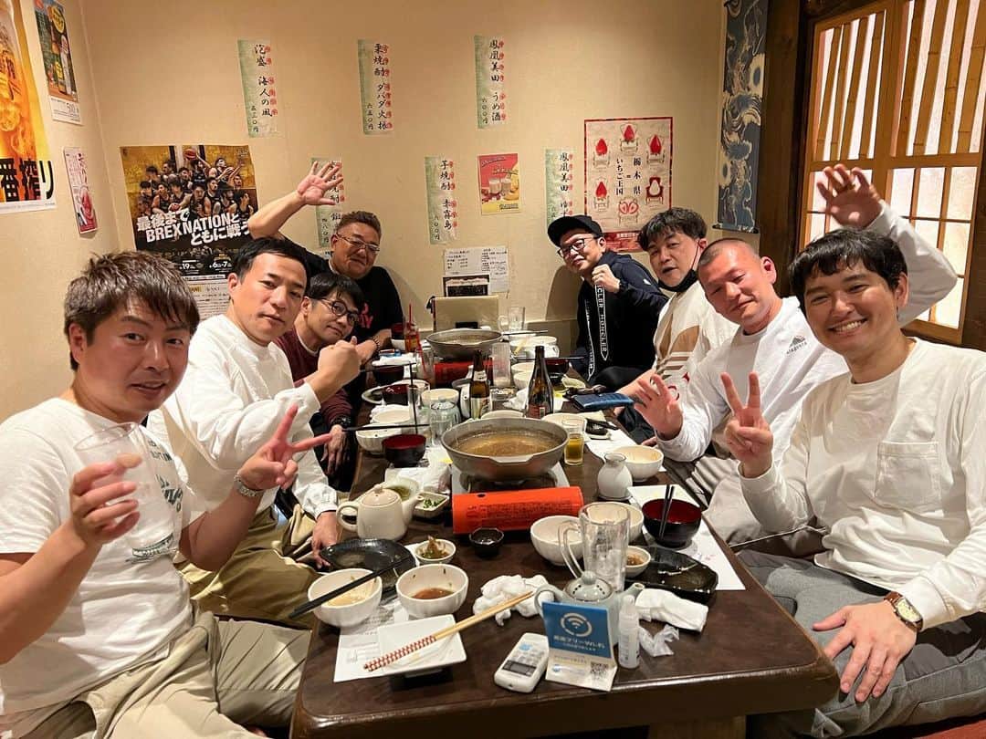 土屋伸之のインスタグラム：「#漫才サミット #宇都宮 ご来場ありがとうございました！ 帰りにみんなでしゃぶしゃぶ トリのゲストU字工事と一緒に たくちゃんの #なんだおめ いっぱい聞けました！」