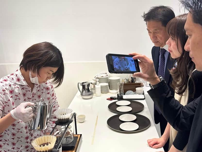 立石純子さんのインスタグラム写真 - (立石純子Instagram)「先日、素晴らしい出逢いが☺️⋆✴︎⋆.*･ 　 MI CAFETO japan 代表　 コーヒーハンターの 川島良彰さんに初めてお会いさせていただきました。　 　 コーヒーとサスティナビリティ。　 わたしにとってはまだまだ未知の世界についてとても丁寧に教えてくださり、また今までとは違う角度からもコーヒーの魅力に触れさせていただけたこと、本当に素晴らしい時間でした😊 　 『え！』 『ほえ？！？！』 と驚きの連続と思考回路が止まり続ける瞬間だらけだったのですが、笑 知らなかったこと、わからなかったこと、ワクワクすること。　 きっと自分の枠をまた広げてくれるものなのだろうなぁと感じます😊　 　 新たな知識と世界に臆することなく触れて、アウトプットしていける人になるぞう🐘⋆✴︎⋆.*･😊 　 #ミカフェート #コーヒーハンター #銀座 #バーニーズニューヨーク #barneysnewyork #sustainability  #coffee #コーヒー #respect #コーヒーソムリエ  #original #blend #clovercoffee #クローバーコーヒー　#cafe #カフェ #instadelicious #delicious #instalike  #coffeeshop  #はだのブランドアンバサダー #シンガーソングライター #life #refreshing #healing #ダイレクトトレード」4月16日 18時29分 - junkokokotateishi