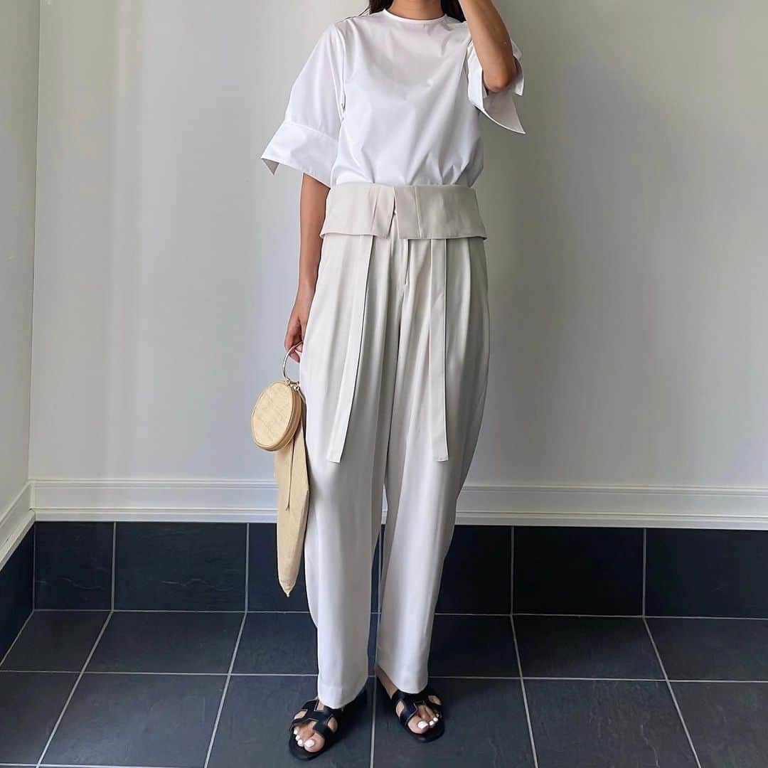 Hiromi Ｍaedaのインスタグラム：「4月に入って日中は半袖でいける日もちらほら🌞  とろみのあるマットな質感の ジョーゼットツイル素材✍️のパンツは、 イージーな履き心地でストレスフリーだから移動の多い日や旅先にも良さそう☺️  pants @null._official_ #null.#ヌル#ad tops @hiros23 × @newans.official #newans  bag @seadsmara #seadsmara」