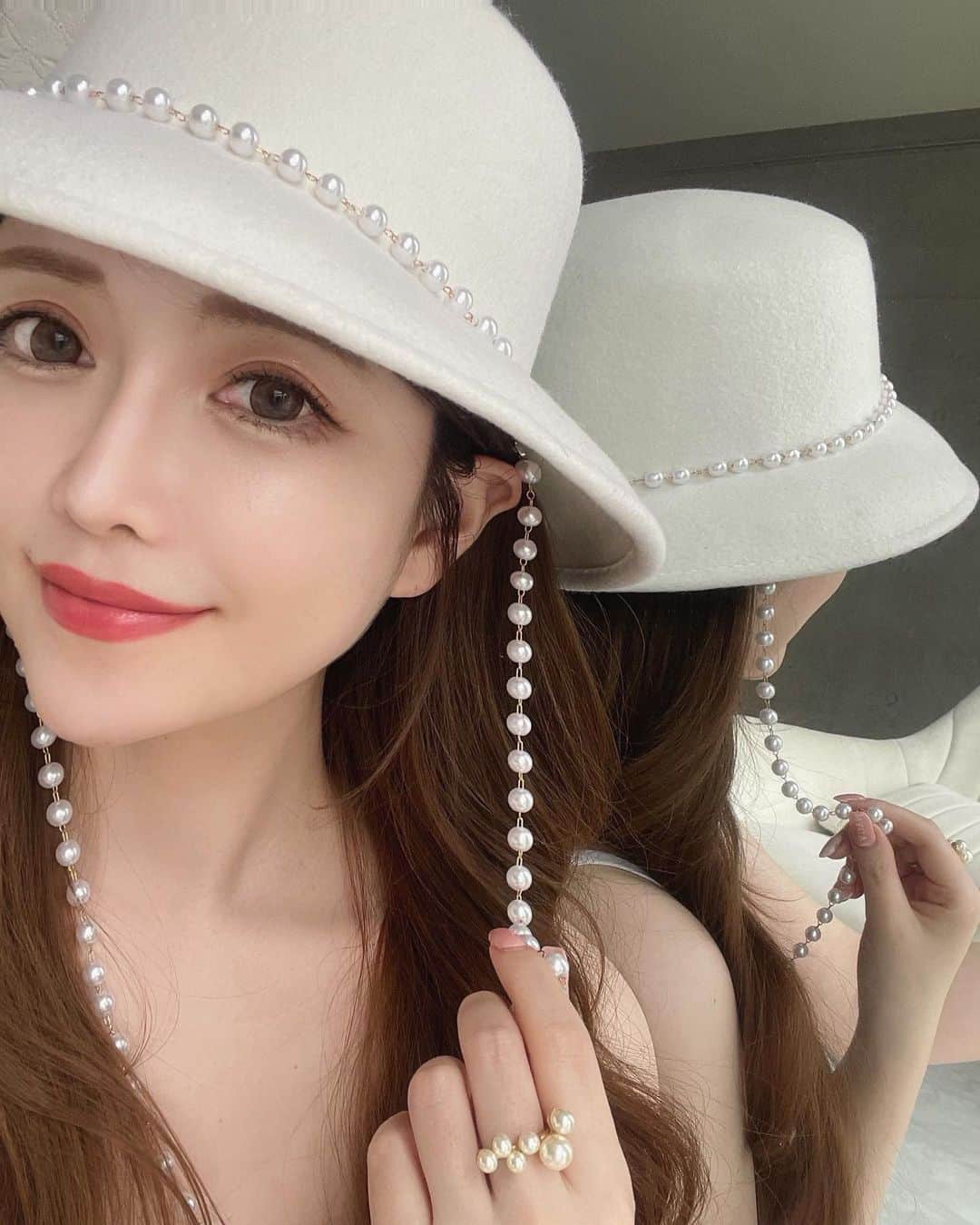 蓼沼綾のインスタグラム：「▼  𝘪𝘯𝘷𝘪𝘴𝘢𝘭𝘪𝘨𝘯  ついに！ マウスピース生活が始まりました✔︎  リテーナー(マウスピース)が完成し 取扱い説明や毎日のメンテナンス方法などを みっちり丁寧にご指導いただいてきました🪥  リテーナー装着開始からもうすぐ１週間が経ちますが、 慣れるまでの多少の喋りにくさ、 締め付け感はあったものの、 リテーナーも透明で非常に薄いので パッと見ではわからない程、馴染でいて、 普段と変わらず過ごせています👌🏻✨  ※4枚目が装置しているのがわかりやすいです🦷  今後、１週間程度を目安に 新たなリテーナーにアップデートし、 クリーニングやホワイトニングなどを併用しながら 矯正を進めていただく予定です🦷🧊  1枚終わる毎に綺麗になっていくと思うと ワクワクが止まりません🫶🏻💓  次回はアタッチメントの装着や クリーニングをして頂く予定なので、 またレポさせていただきます🖋  ------------------------------  ■PULCINO DENTAL OFFICE /  プルチーノ歯科・矯正歯科 東京 @pulcino_do_tokyo  @pulcino_dental_office  〒108-0023 東京都港区芝浦3-1-1 msb Tamachi 田町ステーションタワーN 2階  田町駅直結！ 三田駅より徒歩3分程度  --------------------------------  #歯並び #八重歯 #歯列矯正　 #invisalign  #反対咬合  #すきっ歯 #ワイヤー矯正  #dentalclinic  #先天性欠損歯 #下顎前突 #プルチーノ歯科矯正歯科  #プルチーノ歯科矯正歯科東京 #インビザライン矯正 #インビザライン東京 #パールチェーン #帽子 #hat #パール」