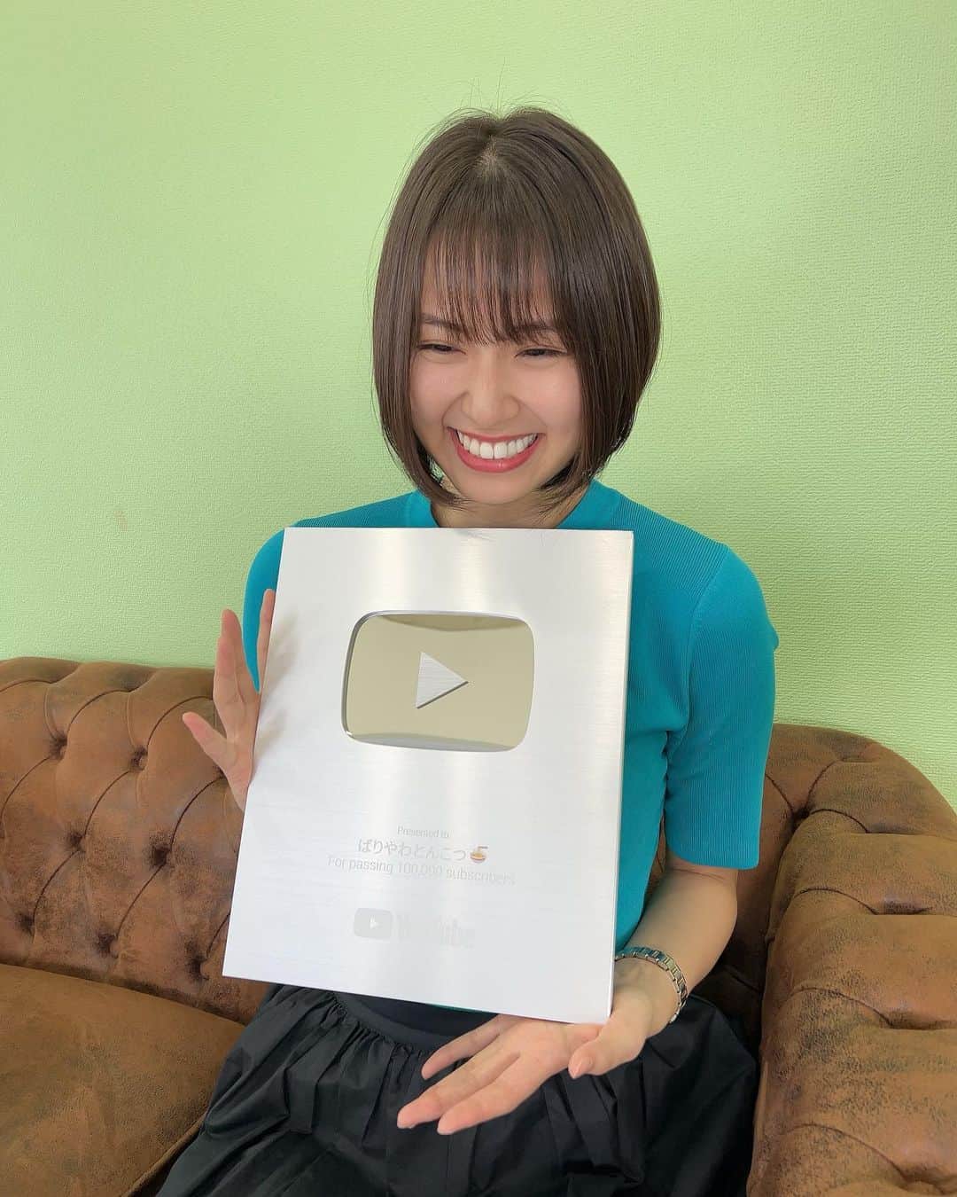 のインスタグラム：「・  YouTubeの銀の盾届きました🤩  ・  重みがあって、嬉しい。。 金の盾貰えるように頑張らんといかんね！！  今日YouTubeの撮影してきたけん、アップされるまで楽しみにしとってください🥰  ・」