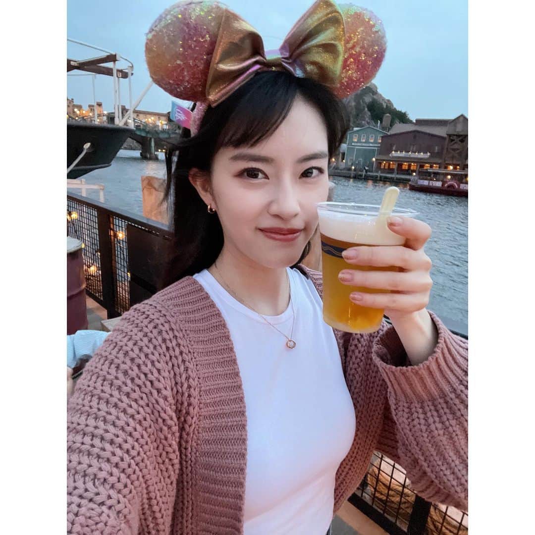 川崎琴之のインスタグラム：「ディズニーシーで夕方はビアカクテルを飲みました🍺  普通のビールよりはマンゴーのビアカクテルだったので飲みやすかった🫶 もうちょっと大人になったらビールが美味しくなる日が来るはず！笑  風が強すぎてオン眉になっちゃった笑 ・ ・ #ビアカクテル #ディズニーシー #ディズニー #ディズニーカチューシャ #ディズニー写真部 #ディズニーコーデ #ディズニー40周年 #디즈니씨 #도쿄디즈니씨 #바비 #disneysea #tokyodisneysea #disneyfashion #disneygram #disneyfan」