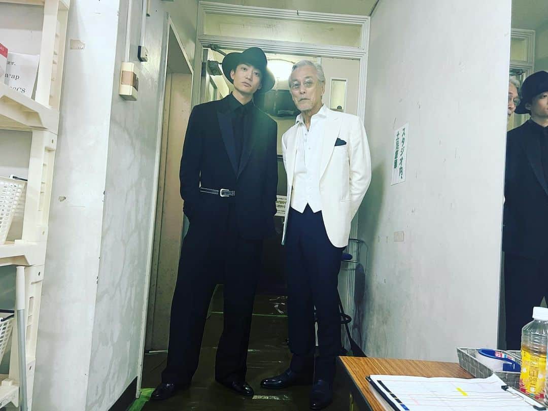 伊藤健太郎のインスタグラム：「沖縄国際映画祭お邪魔してます！ 暖かい人達ばかりで感謝です。  公開まだですが、よろしくお願いします👊  おとうさんと。 kentaro....」