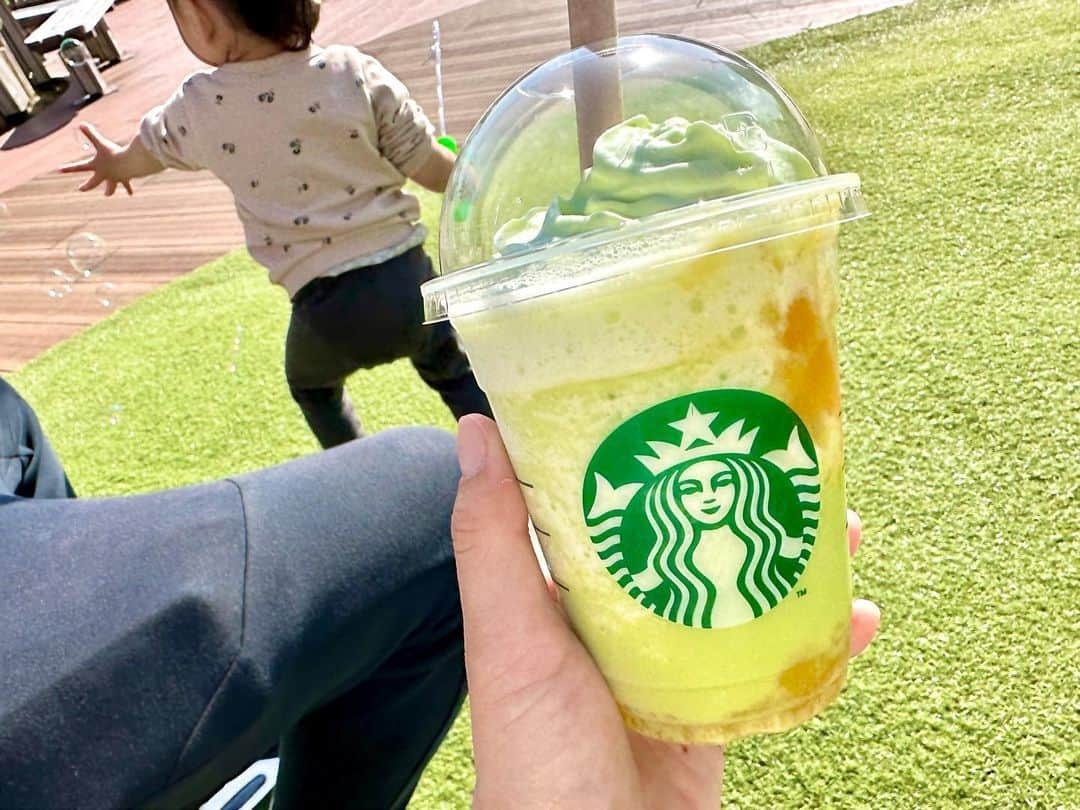 笠原美香のインスタグラム：「🫧 今日は暑かったねー！ フラペチーノ一気飲みです🍈 果肉がゴロゴロで詰まるかとおもったよ はぁ、、幸せ、めちゃうまでした♡ 最近、シャボン玉ブンブンするのがブームな娘っ子。  #theメロンofメロンフラペチーノ #🍈#スタバ #女の子ママ #ママの休日」