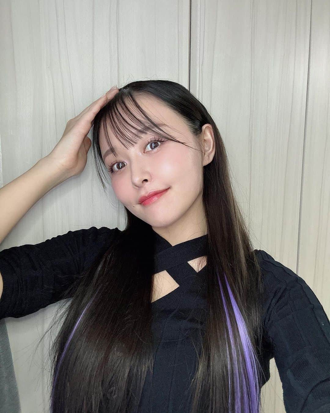 歩乃華（ほのらん）のインスタグラム：「🙂🤪 . 撮影おわったぁ🥹💜💜 内容は肌の施術の動画です！ 1週間毎日撮ってたから楽しみにしてて下さい😖笑 あと、 紫のインナーしてほしいって声があったから ダイソーのエクステでやってみた！ 青のエクステもあるんかな？！ ピンで付けるやつ🥹 見つけたら教えて下さい〜😭🩵 . あと、毎回YouTubeとかTikTokコメントしてくれてる子 ほんまにいつもありがとう〜😍 名前覚えるの楽しい🥰」