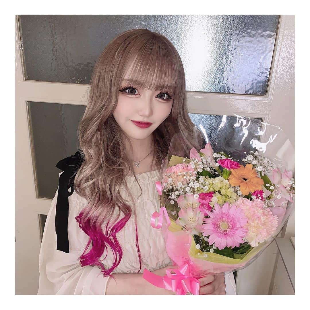 りせりのインスタグラム：「💐 New Hair Color 💐 ⁡ ⁡ ⁡ 今回もピンクグラデにしました✨️ いつもめっちゃ可愛くて最高🥲💗 ⁡ 髪色変わると気分めちゃ上がる〜🫶 ⁡ そして、、、終わった瞬間 花束持ってきてくれて『egg卒業おめでとう御座います』って😭😭😭 ⁡ めっちゃ嬉しかったぁ〜お花ピンク多めにしましたってゆってくれたけど可愛すぎて可愛すぎて🤦‍♀️ ⁡ ほんまにいつもありがとうございます！！ これからもよろしくお願いします🤭💓 ⁡ ⁡ ⁡ #new #hair #color @rsr_0717  #new #hair #color #お気に入り #グラデーション #ピンク #可愛い #お洒落 #ファッション #コーディネート #花束 #サプライズ #卒業 #嬉しい #gradation #pink #cute #fashion #coordinate #bouquet #surprise #happy #gal #instagram #instagood」