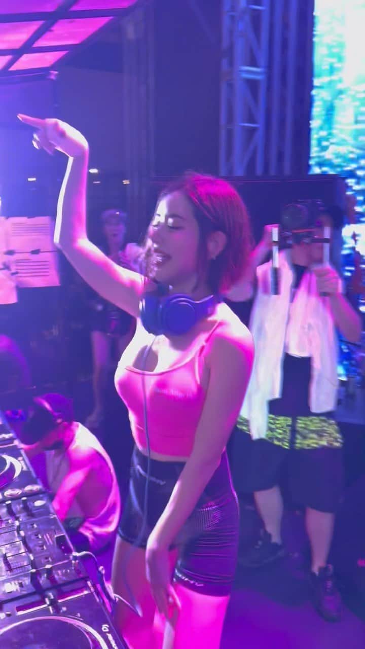 Dj Sodaのインスタグラム：「어젯 밤 제 공연이 방콕 오닉스 역사상 가장 많은 관객이 있었던 날이라고 해서 너무 행복했어요💖💦 Hello Bangkok!🇹🇭 It’s been a long time! last night was super fun and crazy at Onyx! Also super pleased that last night was the most crowded night from entire Onyx history! Over 10,000 people came last night and you guys were amazing! Once again thank you so much for inviting me! Team @onyxbangkok , you guys are the best! Two thumbs up 👍🏻👍🏻😘😘 #songkran #songkranfestival」