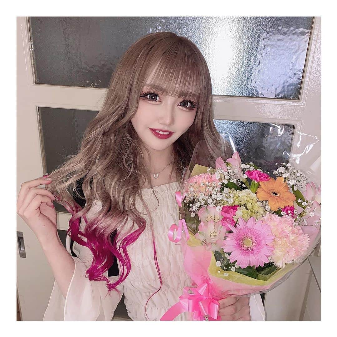 りせりさんのインスタグラム写真 - (りせりInstagram)「💐 New Hair Color 💐 ⁡ ⁡ ⁡ 今回もピンクグラデにしました✨️ いつもめっちゃ可愛くて最高🥲💗 ⁡ 髪色変わると気分めちゃ上がる〜🫶 ⁡ そして、、、終わった瞬間 花束持ってきてくれて『egg卒業おめでとう御座います』って😭😭😭 ⁡ めっちゃ嬉しかったぁ〜お花ピンク多めにしましたってゆってくれたけど可愛すぎて可愛すぎて🤦‍♀️ ⁡ ほんまにいつもありがとうございます！！ これからもよろしくお願いします🤭💓 ⁡ ⁡ ⁡ #new #hair #color @rsr_0717  #new #hair #color #お気に入り #グラデーション #ピンク #可愛い #お洒落 #ファッション #コーディネート #花束 #サプライズ #卒業 #嬉しい #gradation #pink #cute #fashion #coordinate #bouquet #surprise #happy #gal #instagram #instagood」4月16日 18時33分 - rsr_0717