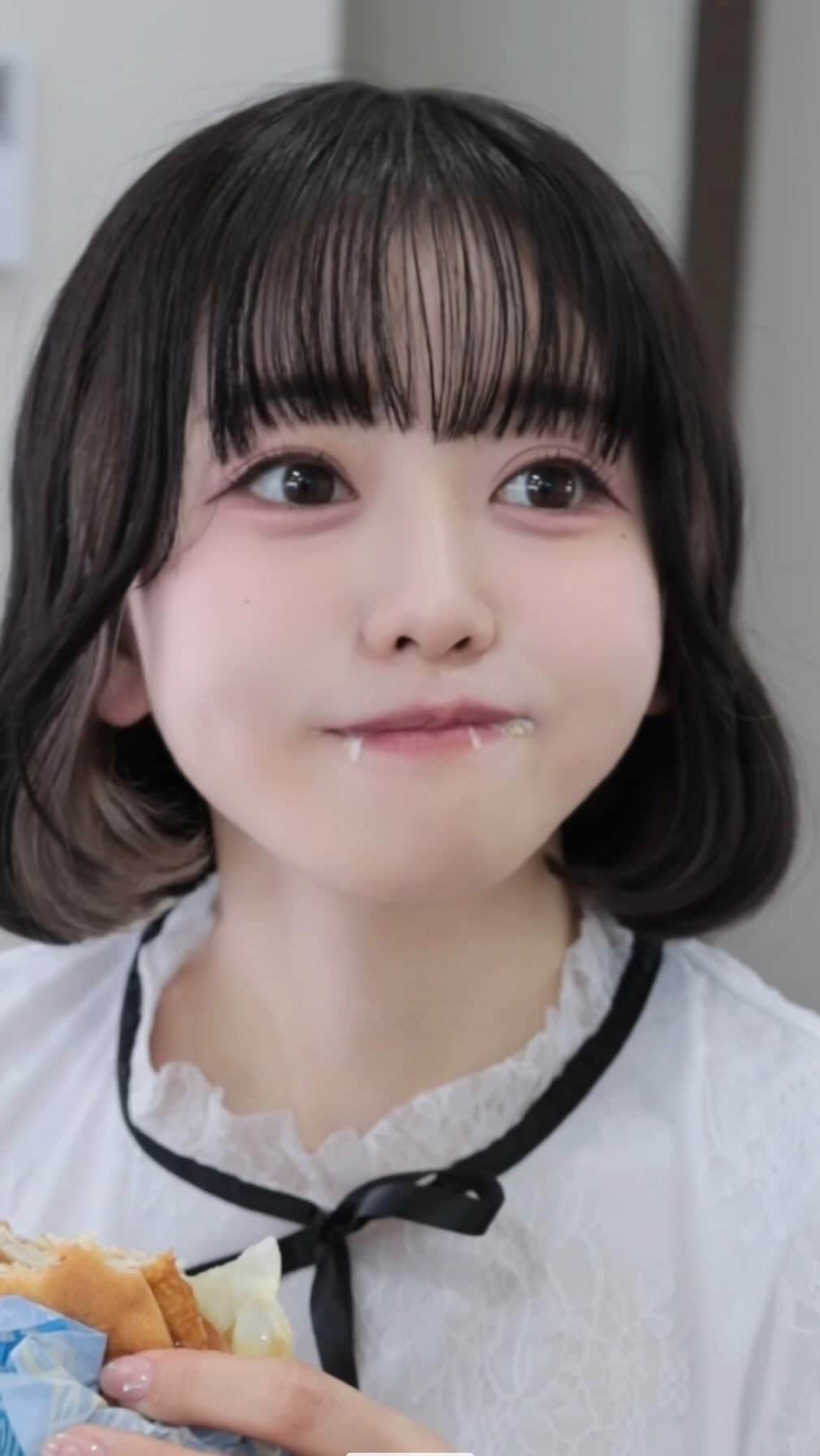 のインスタグラム：「リップ塗ってると食べる時口についても全く気づかないのです 夢月さんが撮ってくれたオフショ動画◡̈」