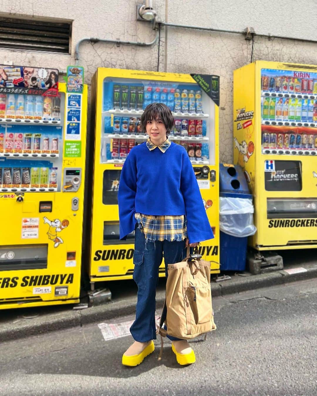 光永のインスタグラム：「ブルー×イエローのレイヤードコーデ💙💛 後ろ姿が可愛いくてお気に入り！ そして、もう衣替えは完了しました。完全に春夏服を楽しんでます。 ㅤㅤㅤㅤㅤㅤㅤㅤㅤㅤㅤㅤ シャツ：#victimandco トップス：#vacancy デニム：#atmospink スニーカー：#ugg バッグ：#sml ㅤㅤㅤㅤㅤㅤㅤㅤㅤㅤㅤㅤ ㅤㅤㅤㅤㅤㅤㅤㅤㅤㅤㅤㅤ #ootd #outfit #メンズライクコーデ #レイヤードコーデ #春服コーデ #ショートヘアアレンジ #チェックシャツコーデ #ブルベ冬コーデ #骨格ナチュラルコーデ」